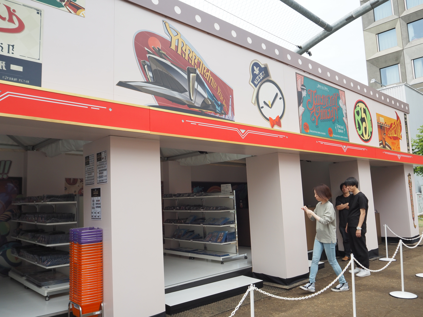 こちらは物販エリア。「崩壊：スターレイル」のグッズがところ狭しと並ぶ