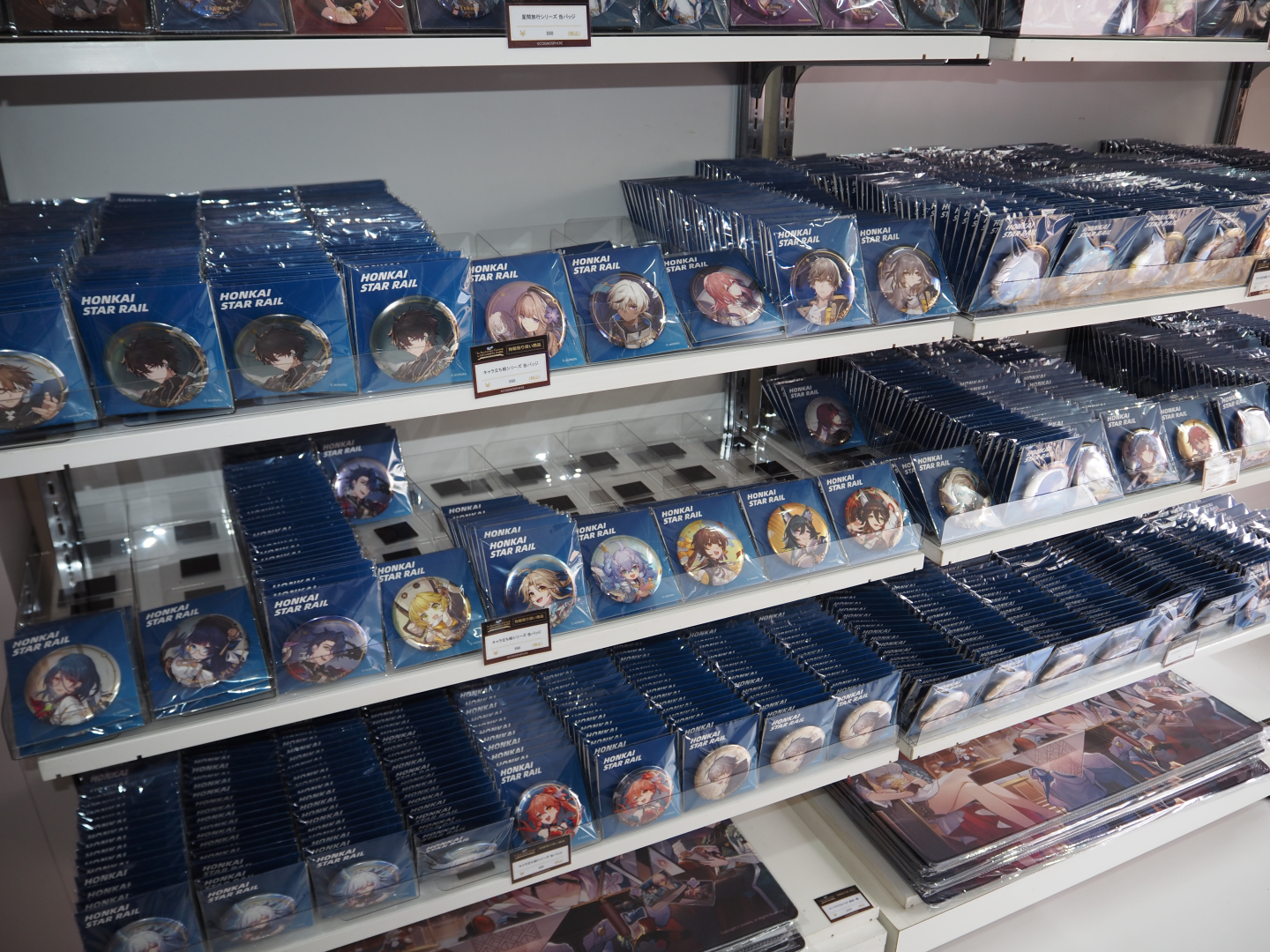 取材に来たはずだがその場で物色し始める記者も多数