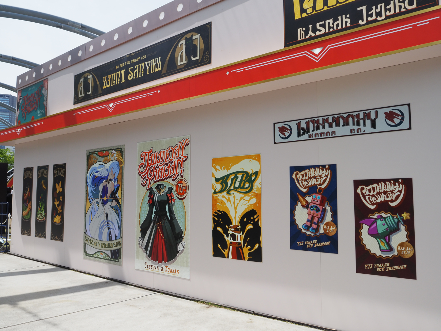 会場の外からでもピノコニーの街中で見かけるようなポスターが確認できる