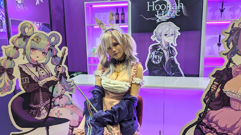ブースではコスプレイヤーのYuiRiさんが愛上あむの姿でお出迎え。シーシャ屋をイメージしたセットも完成度が高い