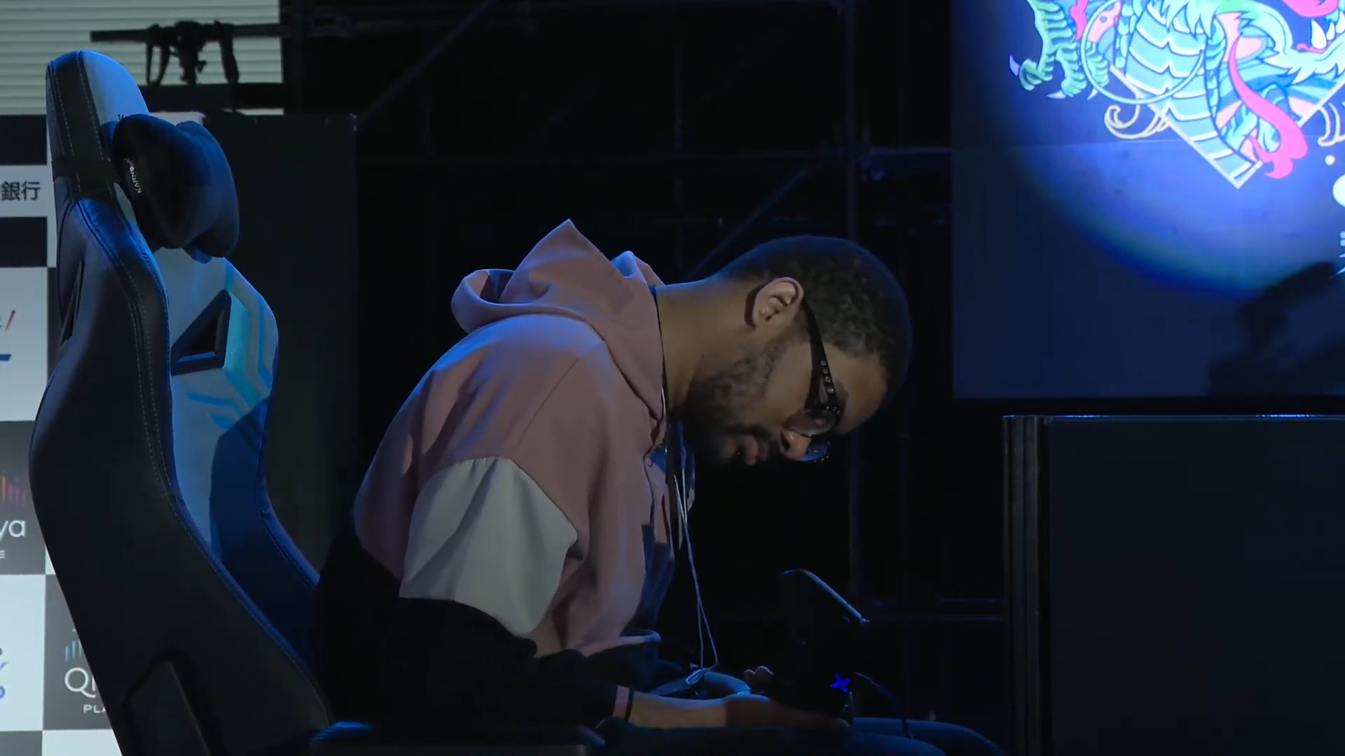 展開の早い「ドラゴンボールファイターズ」でも高水準の反応速度を誇っていたSonicFox選手。この対戦ではリリの下段攻撃のアルトロデオをしっかりしゃがみ防御して、すぐさま確定反撃を当ててKOするという、熟練のプレイヤーでも困難な行動をしっかりこなしていた