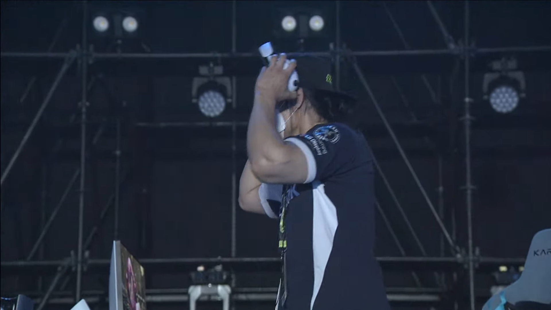 スパムボムで決着後、おもむろに席を立つCHANEL選手。何をするかと思ったらヘッドセットでスパムボム！ 世界の頂点を目指す真剣勝負の中でこんなアピールを行える胆力と再現度の高さには思わず筆者は吹き出してしまった