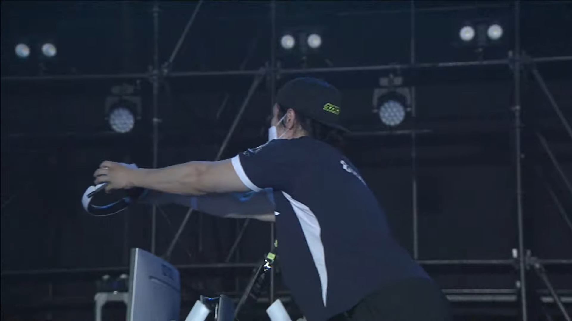 スパムボムで決着後、おもむろに席を立つCHANEL選手。何をするかと思ったらヘッドセットでスパムボム！ 世界の頂点を目指す真剣勝負の中でこんなアピールを行える胆力と再現度の高さには思わず筆者は吹き出してしまった