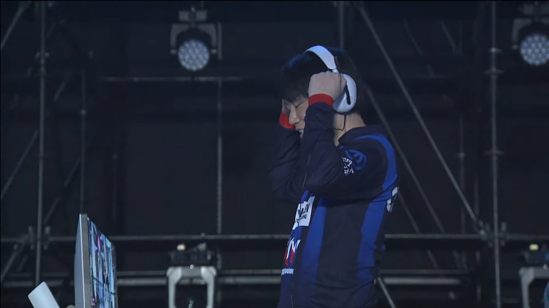 優勝を決めた瞬間と、その後喜びを全身で表すチクリン選手。悲願のEVO初制覇を成し遂げた