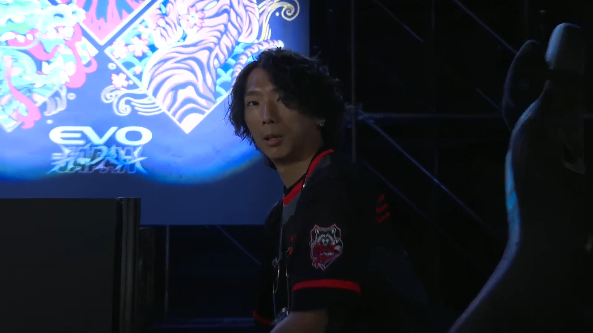 カメラに気づいた瞬間ビシィ！ と指差しアピールをするどぐら選手。流石のエンターテイナーだ