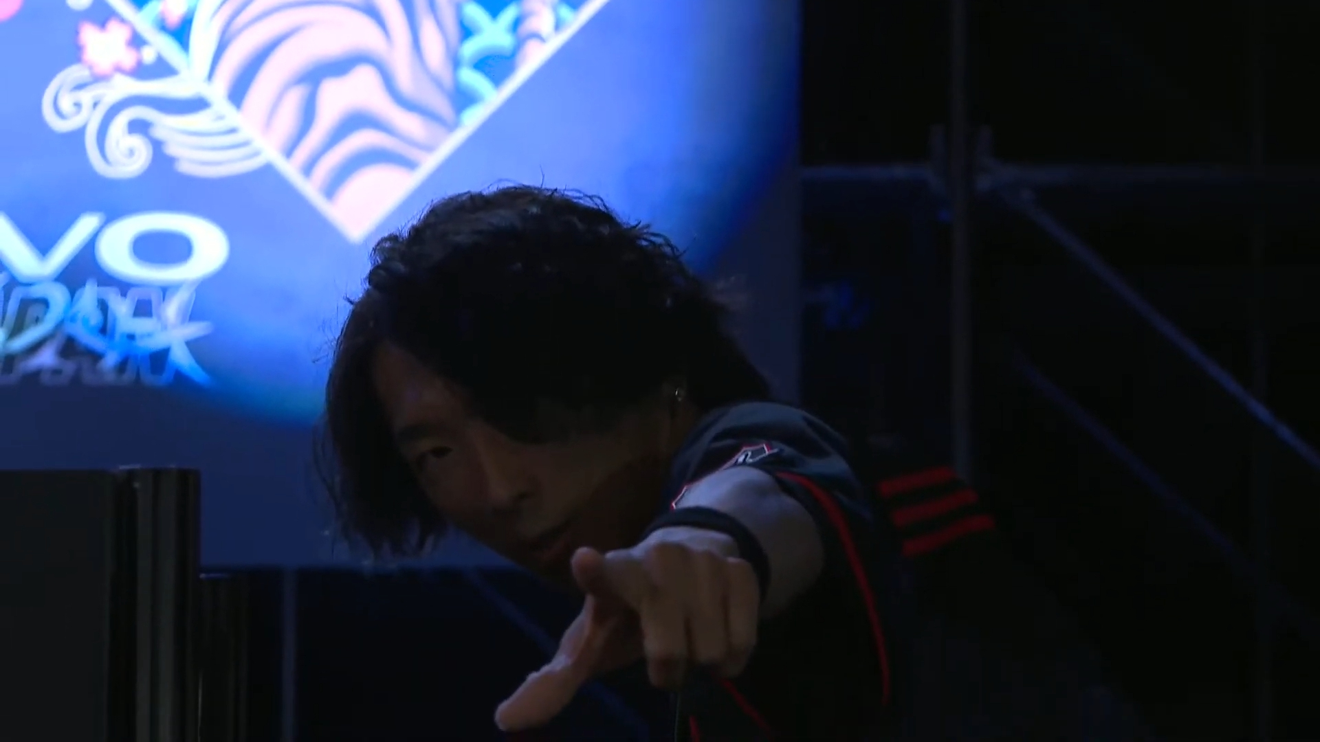 カメラに気づいた瞬間ビシィ！ と指差しアピールをするどぐら選手。流石のエンターテイナーだ