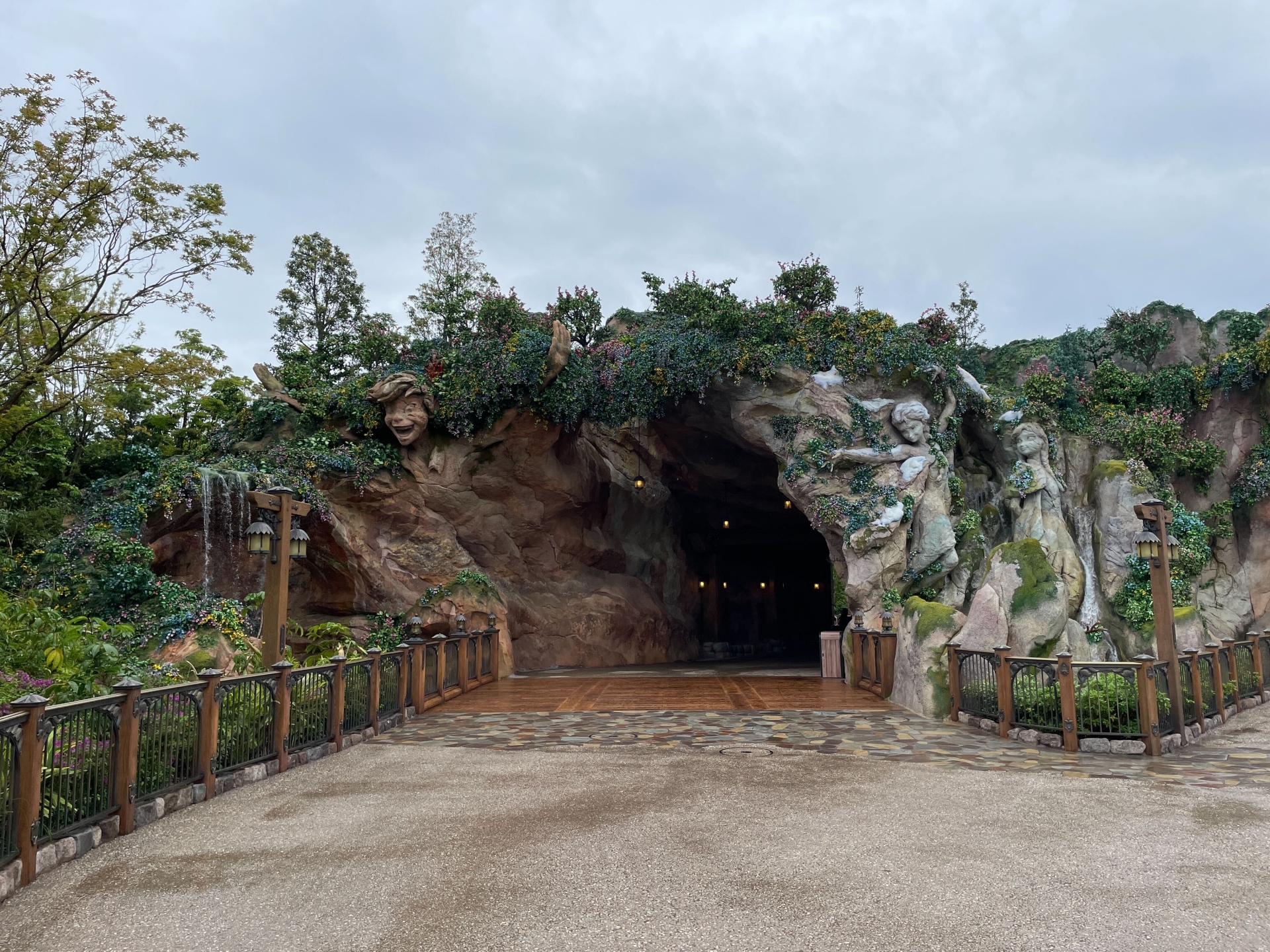 ファンタジースプリングス入口の泉