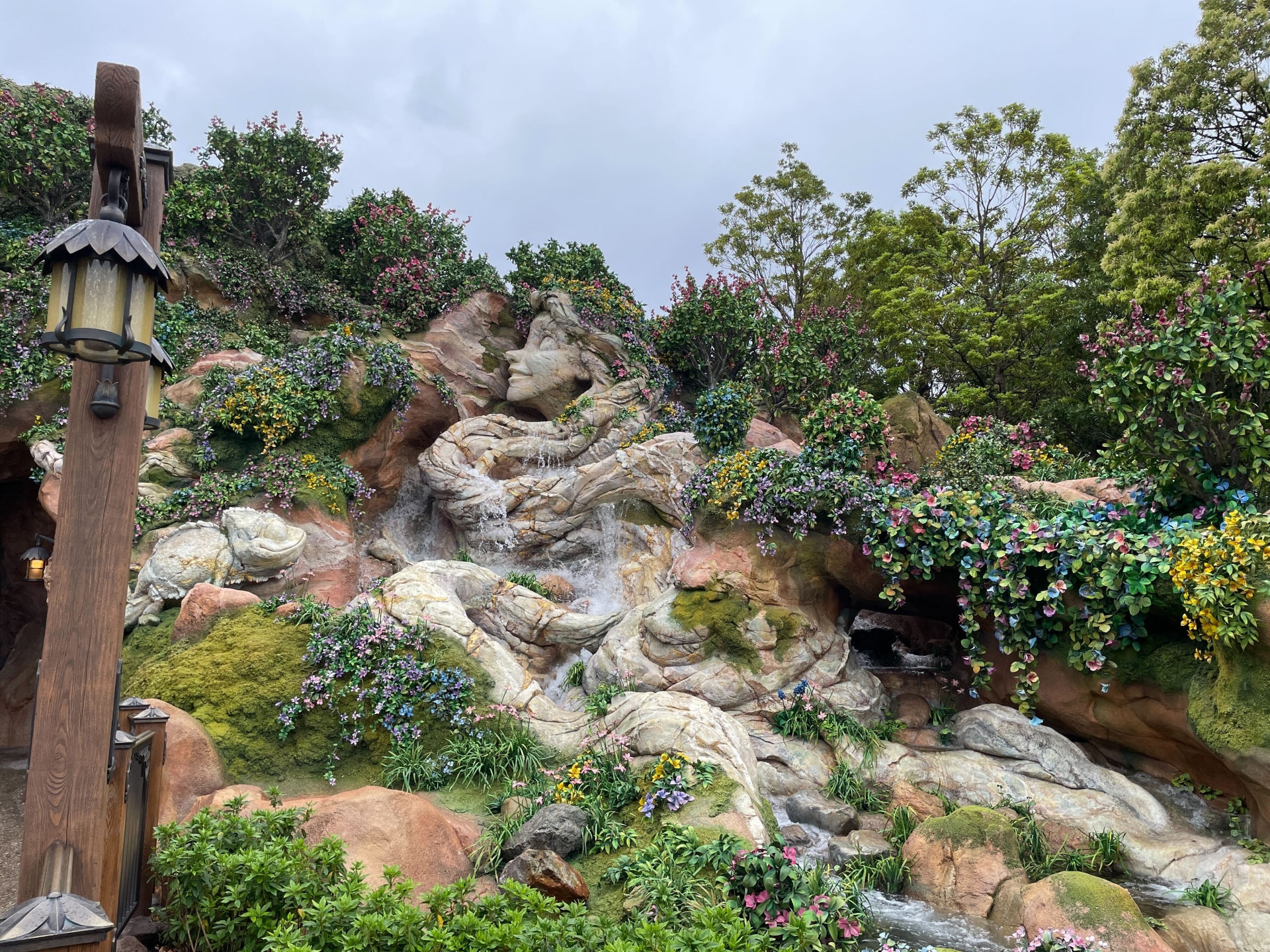 ファンタジースプリングス入口の泉