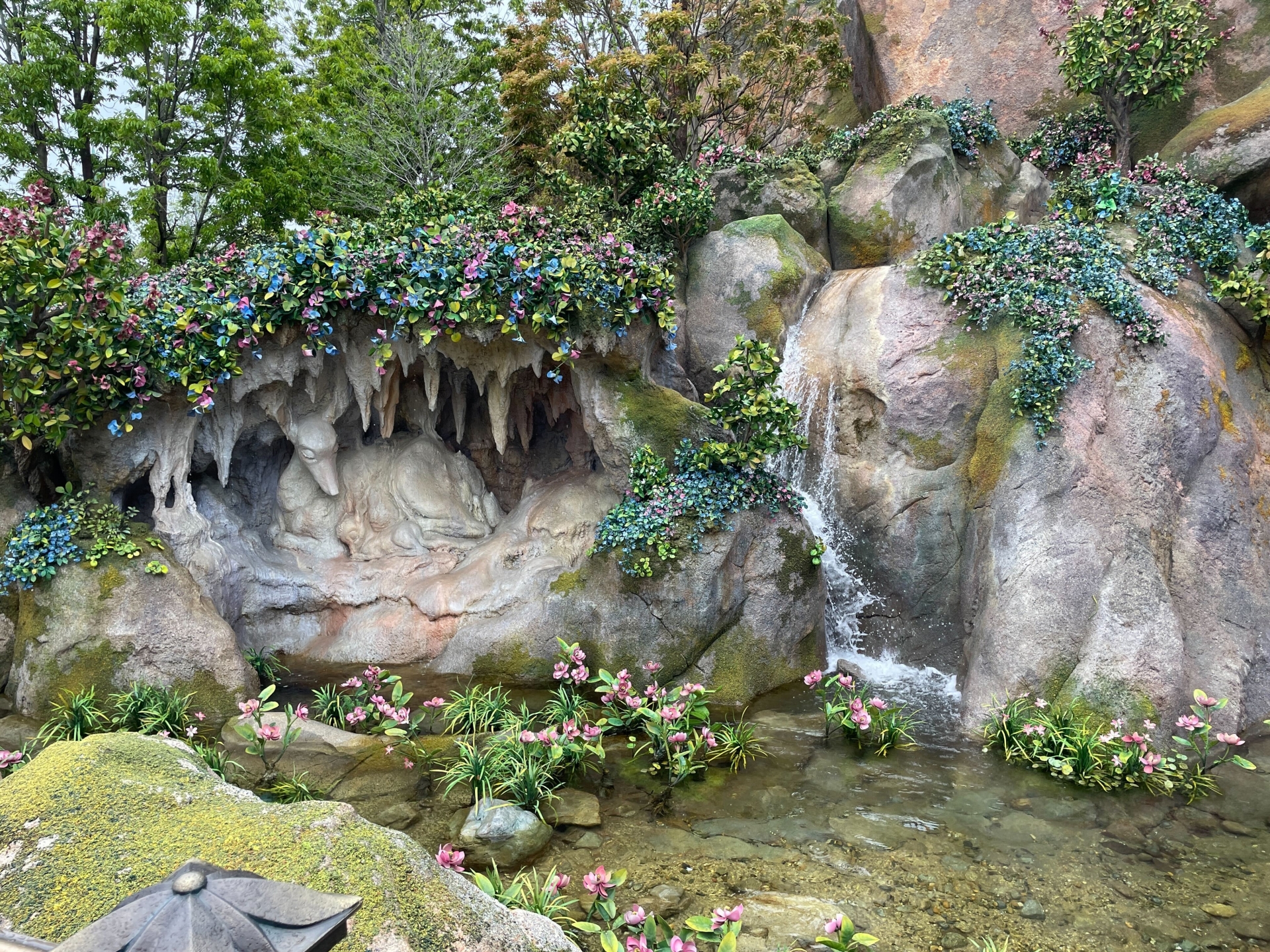 ファンタジースプリングス入口の泉