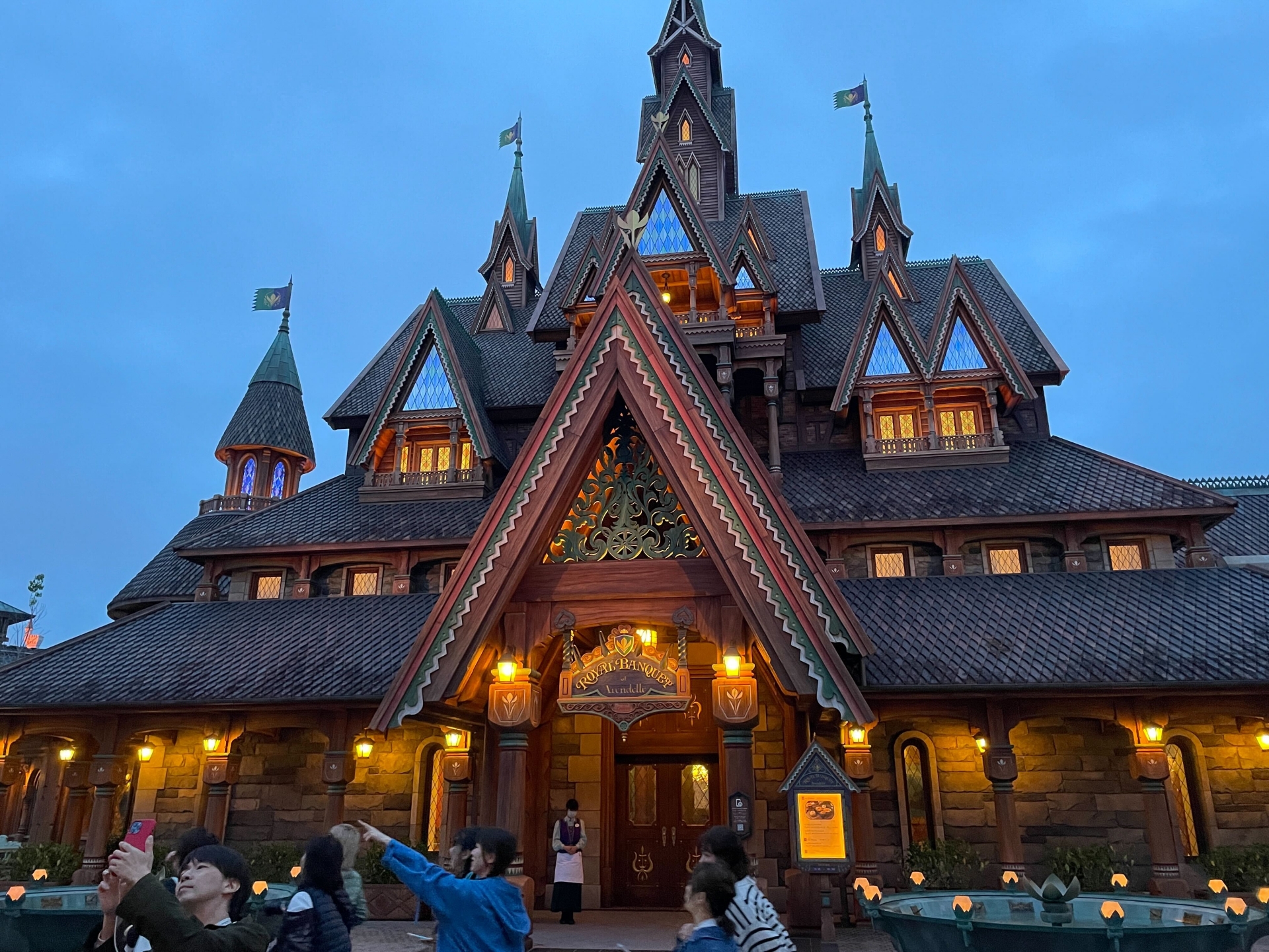 「フローズンキングダム」。光輝く氷の宮殿が特に目を引く