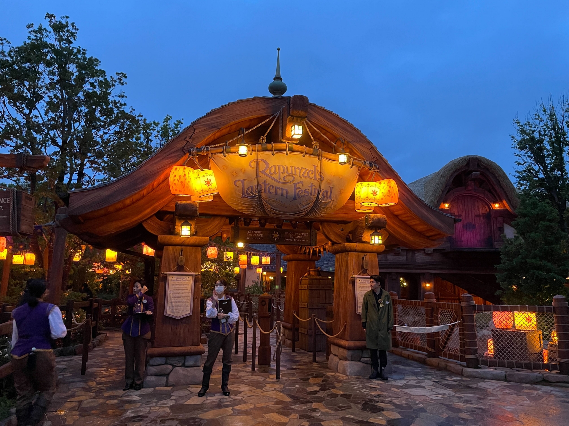 「ラプンツェルの森」。ランタンに明かりが灯り、辺り一帯が温かな光で包まれる