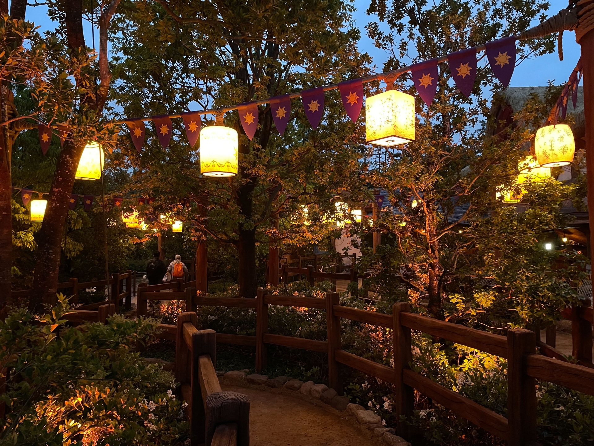 「ラプンツェルの森」。ランタンに明かりが灯り、辺り一帯が温かな光で包まれる