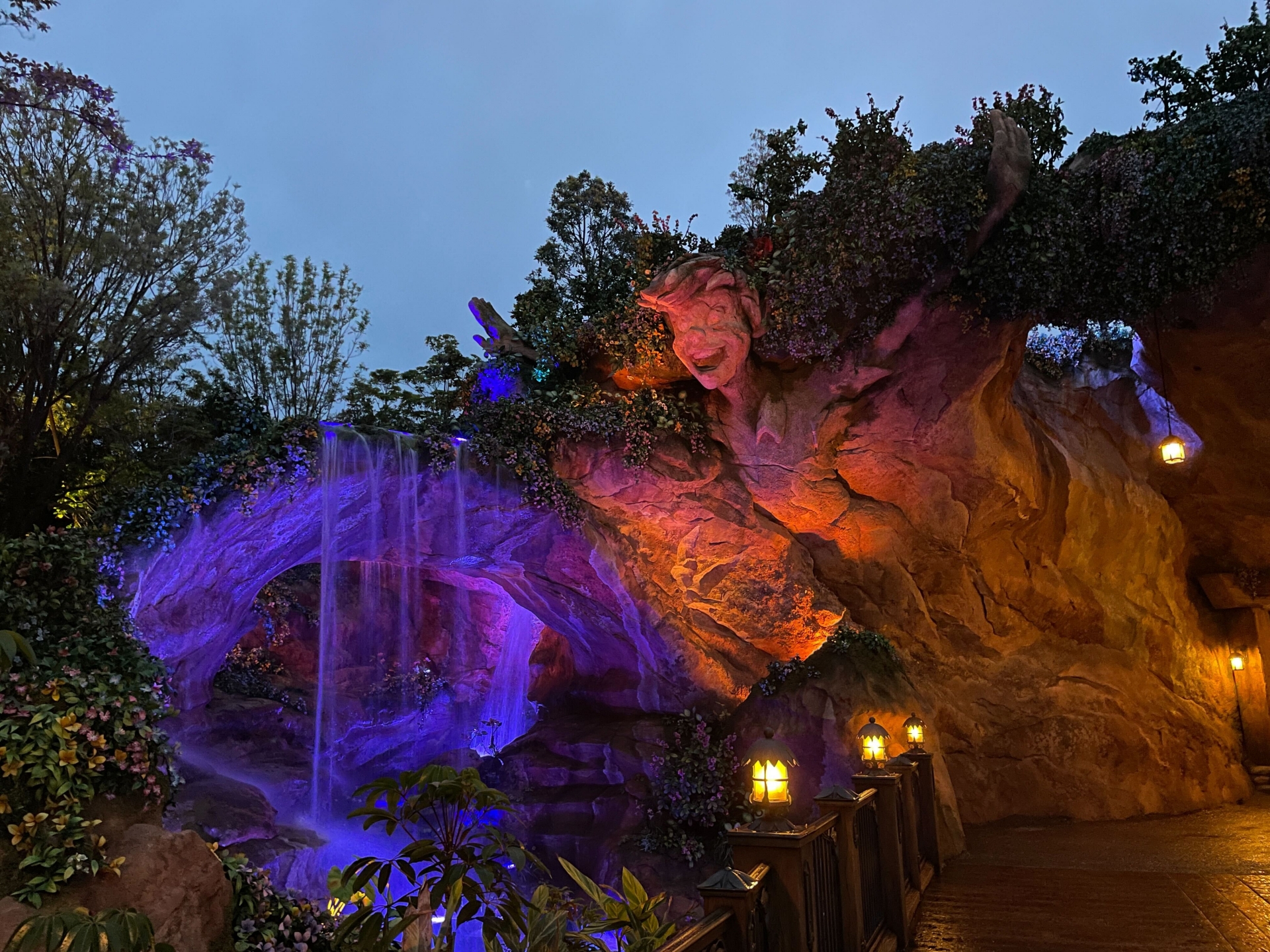 「ファンタジースプリングス」入口の「魔法の泉」