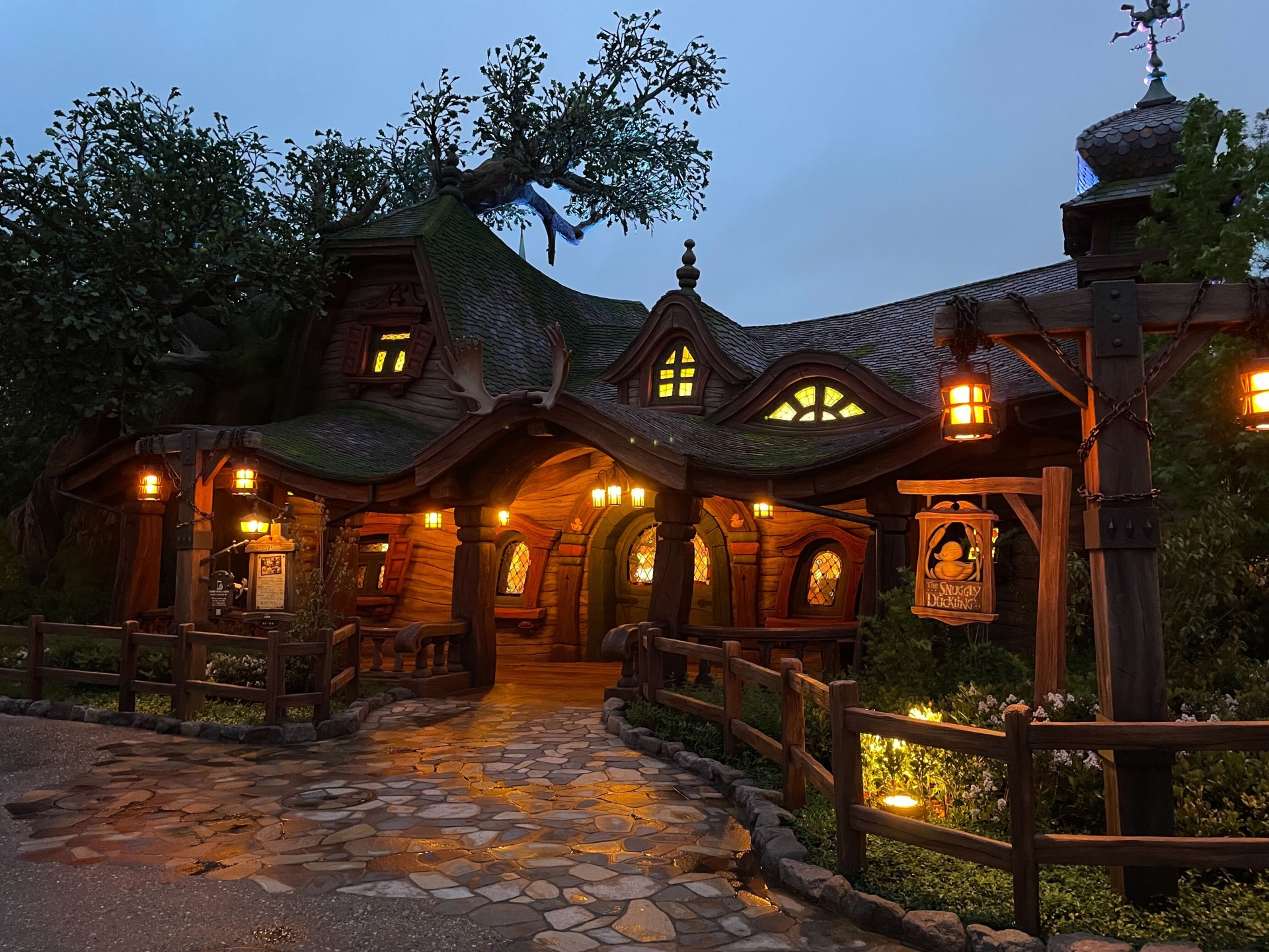 「ラプンツェルの森」。ランタンに明かりが灯り、辺り一帯が温かな光で包まれる