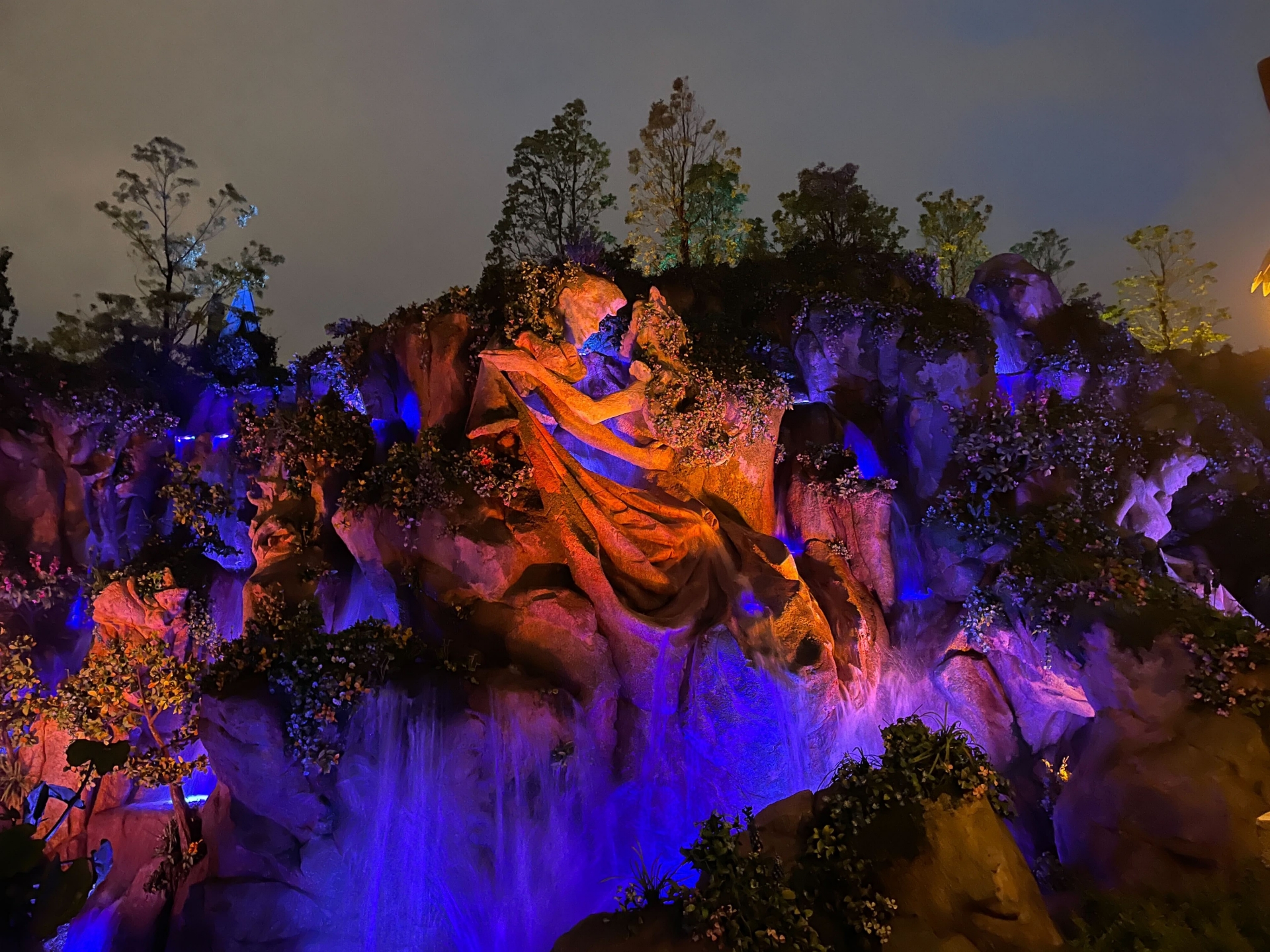 ファンタジースプリングスホテル前のエリアもより幻想的な空間となる