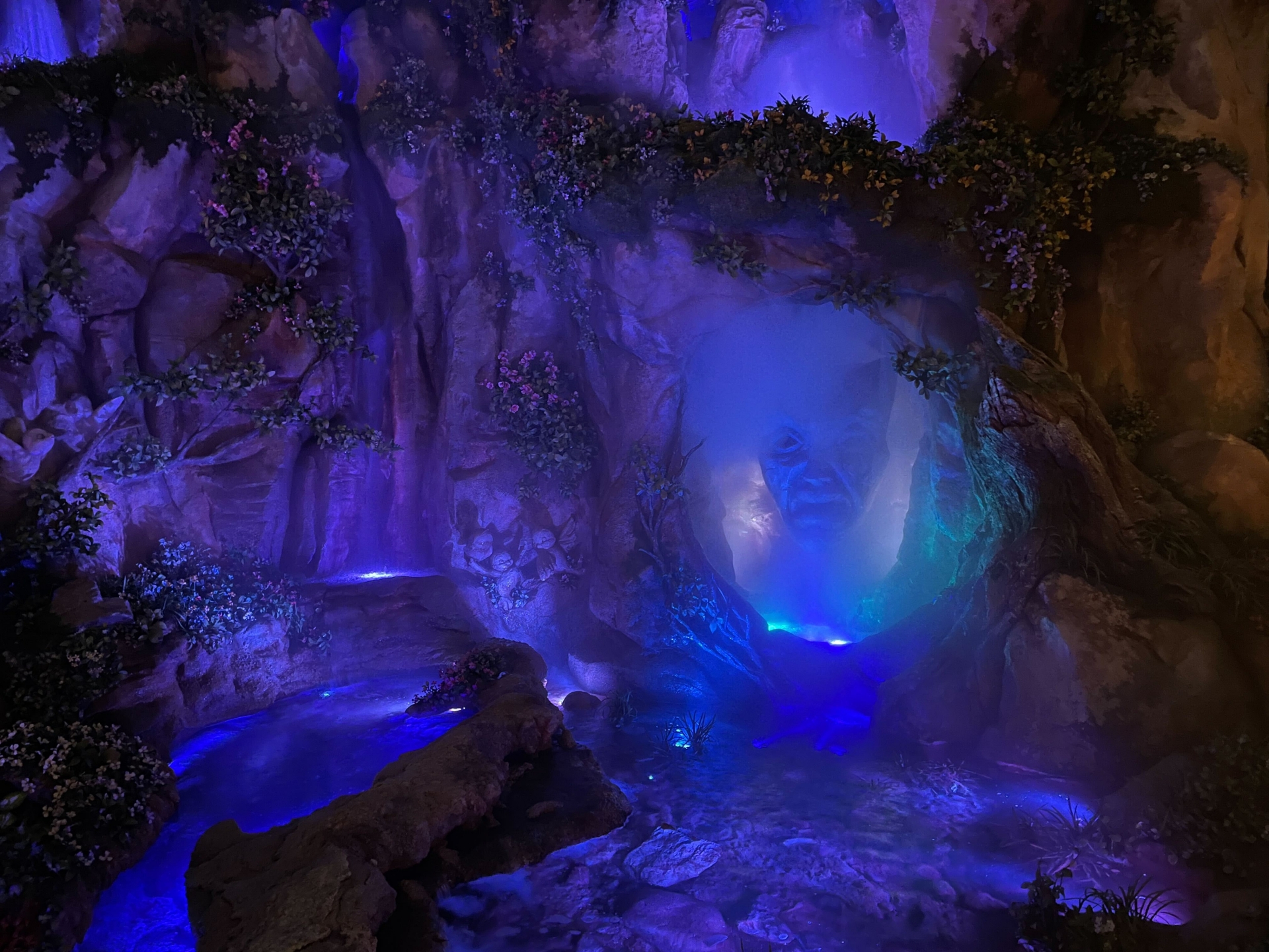 ファンタジースプリングスホテル前のエリアもより幻想的な空間となる