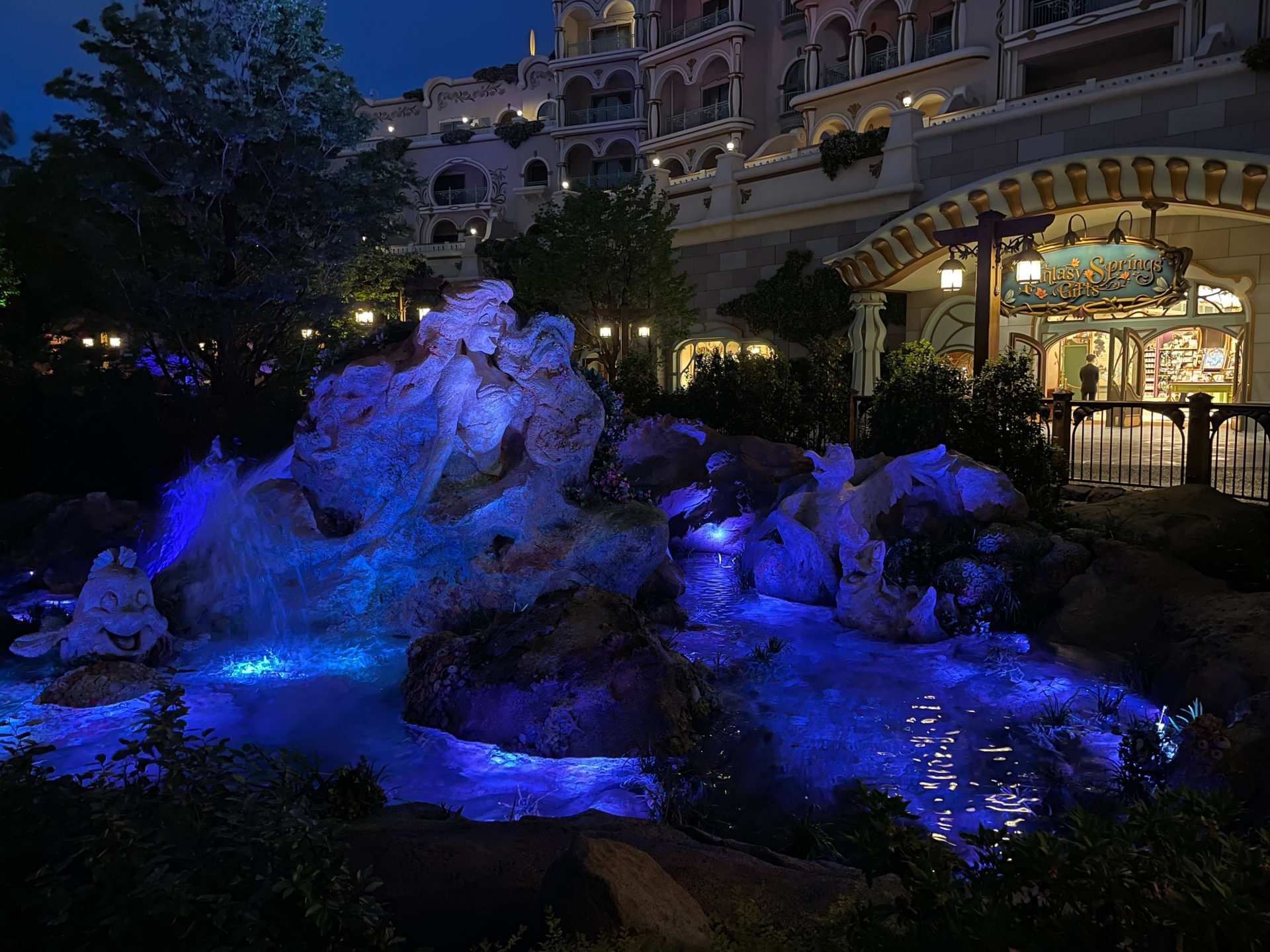 ファンタジースプリングスホテル前のエリアもより幻想的な空間となる