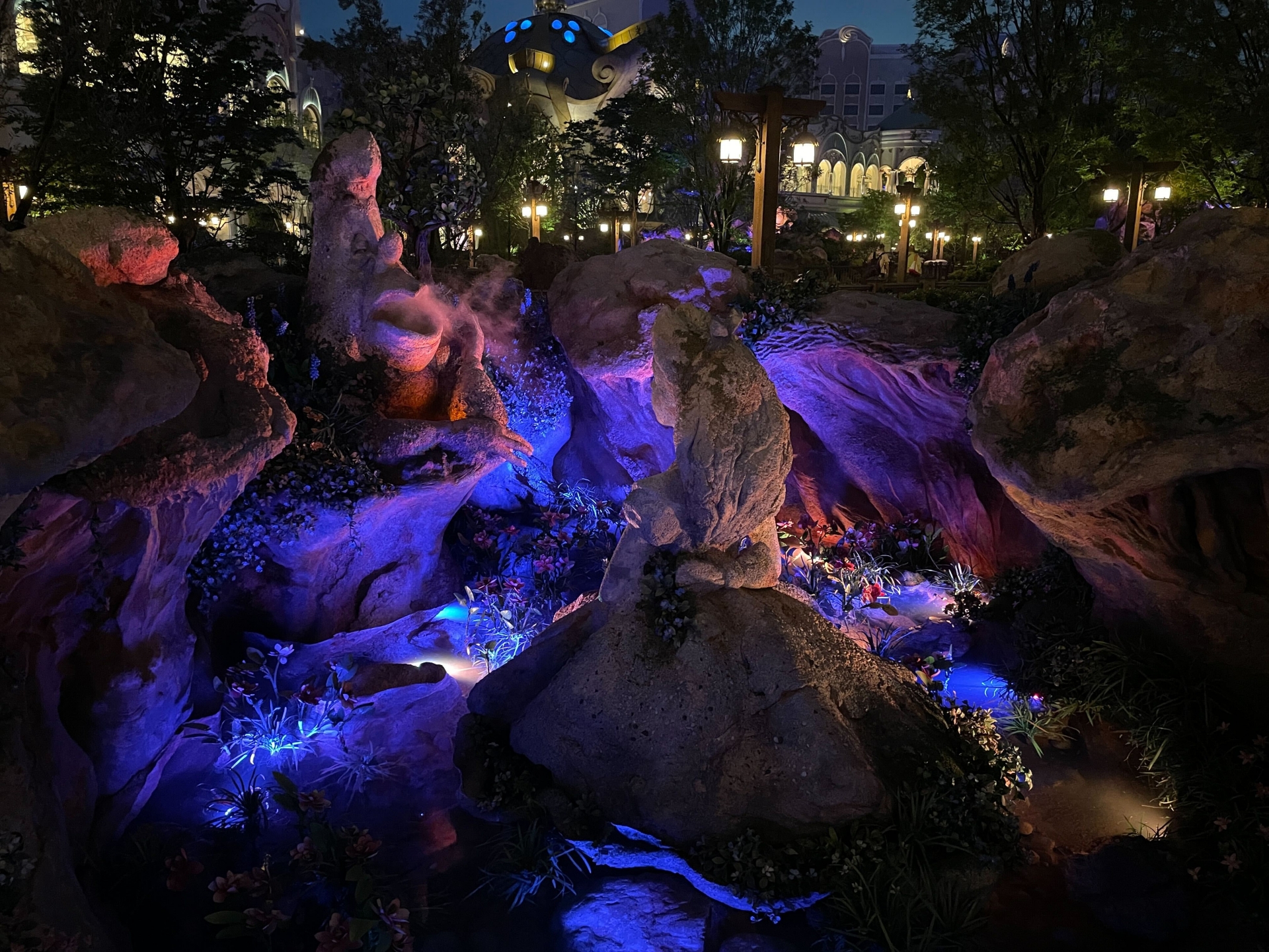 ファンタジースプリングスホテル前のエリアもより幻想的な空間となる