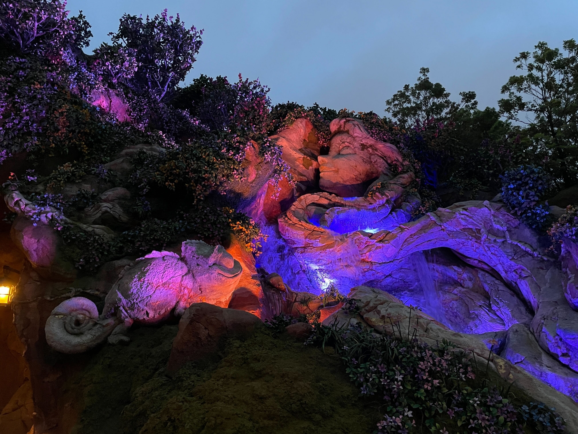 「ファンタジースプリングス」入口の「魔法の泉」