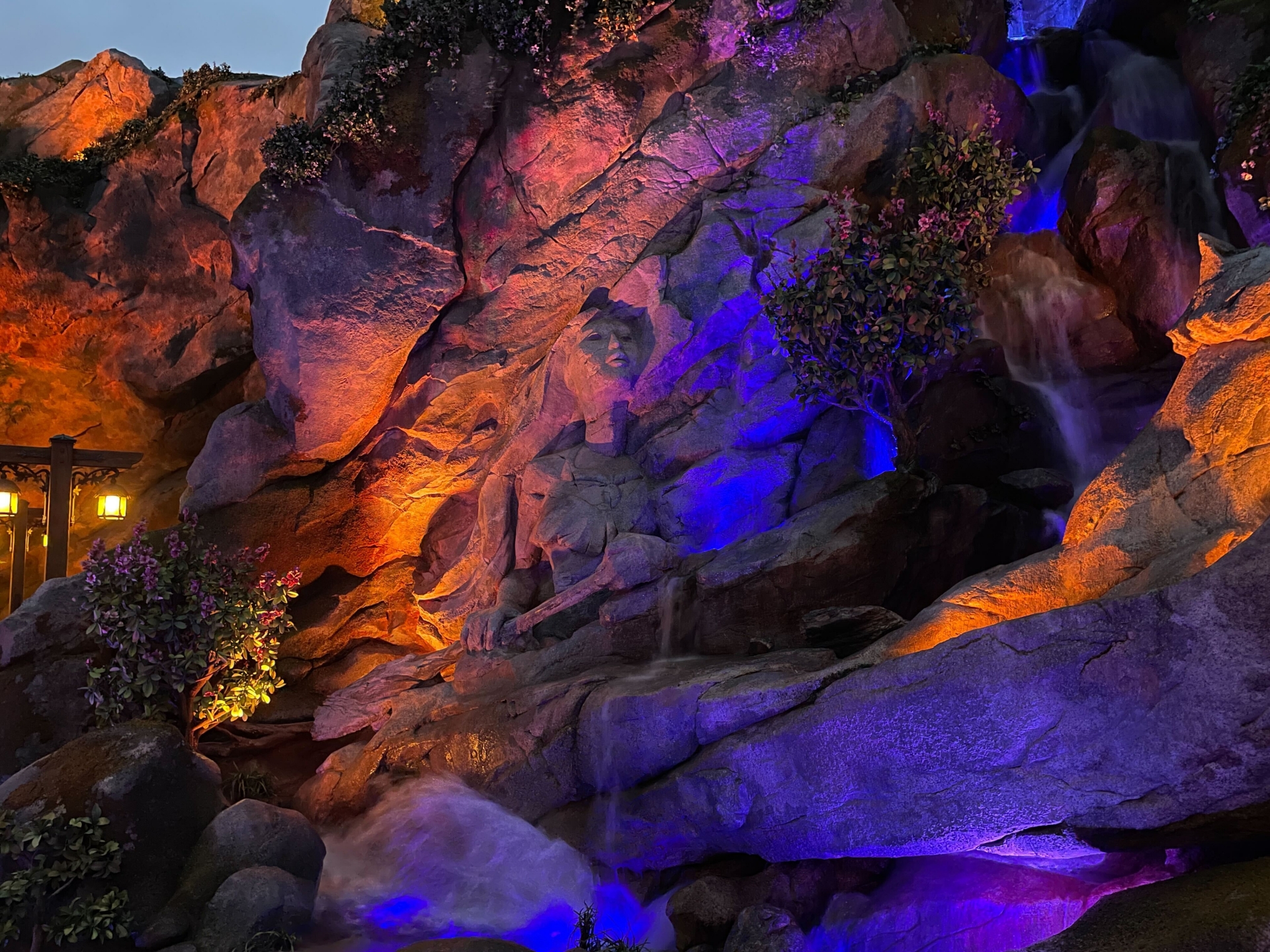 「ファンタジースプリングス」入口の「魔法の泉」