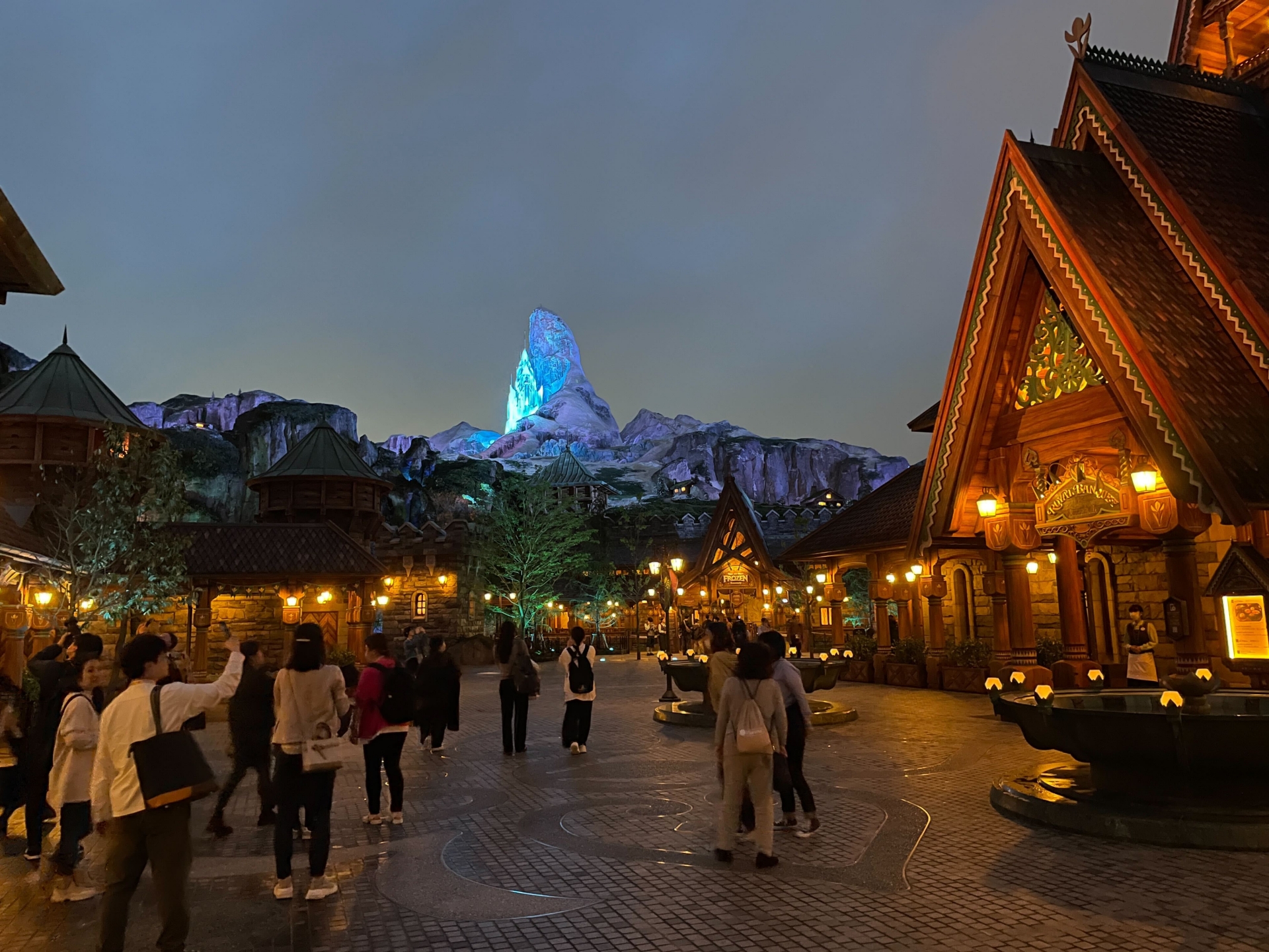 「フローズンキングダム」。光輝く氷の宮殿が特に目を引く