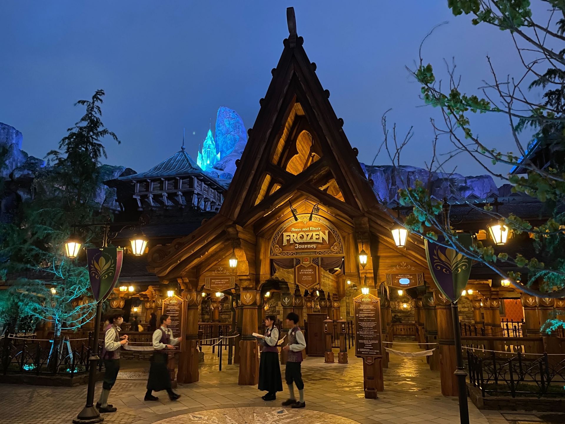 「フローズンキングダム」。光輝く氷の宮殿が特に目を引く