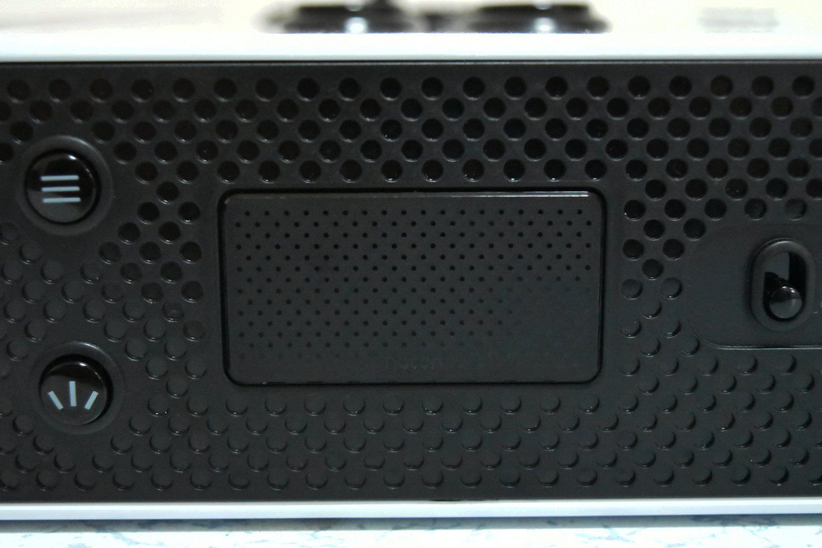 本体の右側面。サブのボタンやスイッチ、タッチパッドなどPSで使うものはすべて揃っている