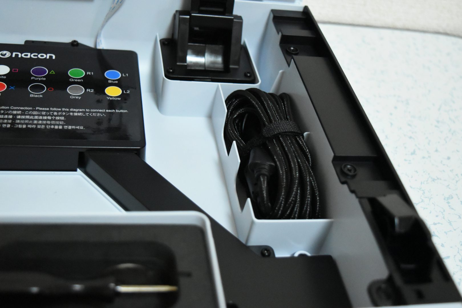 内部にはメンテナンス・カスタム用の工具とUSBケーブルが備わっている