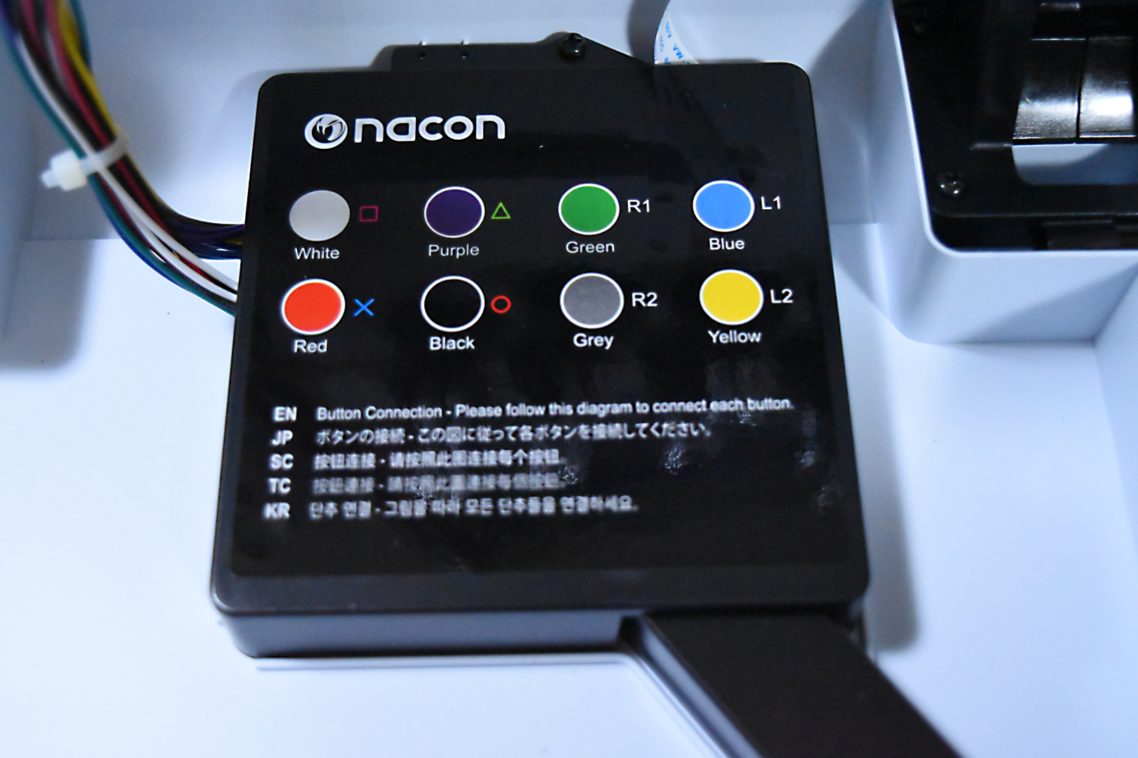 こちらはケーブルの収納スペース。×ボタンは赤、□ボタンは白のケーブルといった具合に、ボタンに対応したケーブルの色が丁寧に記載されている