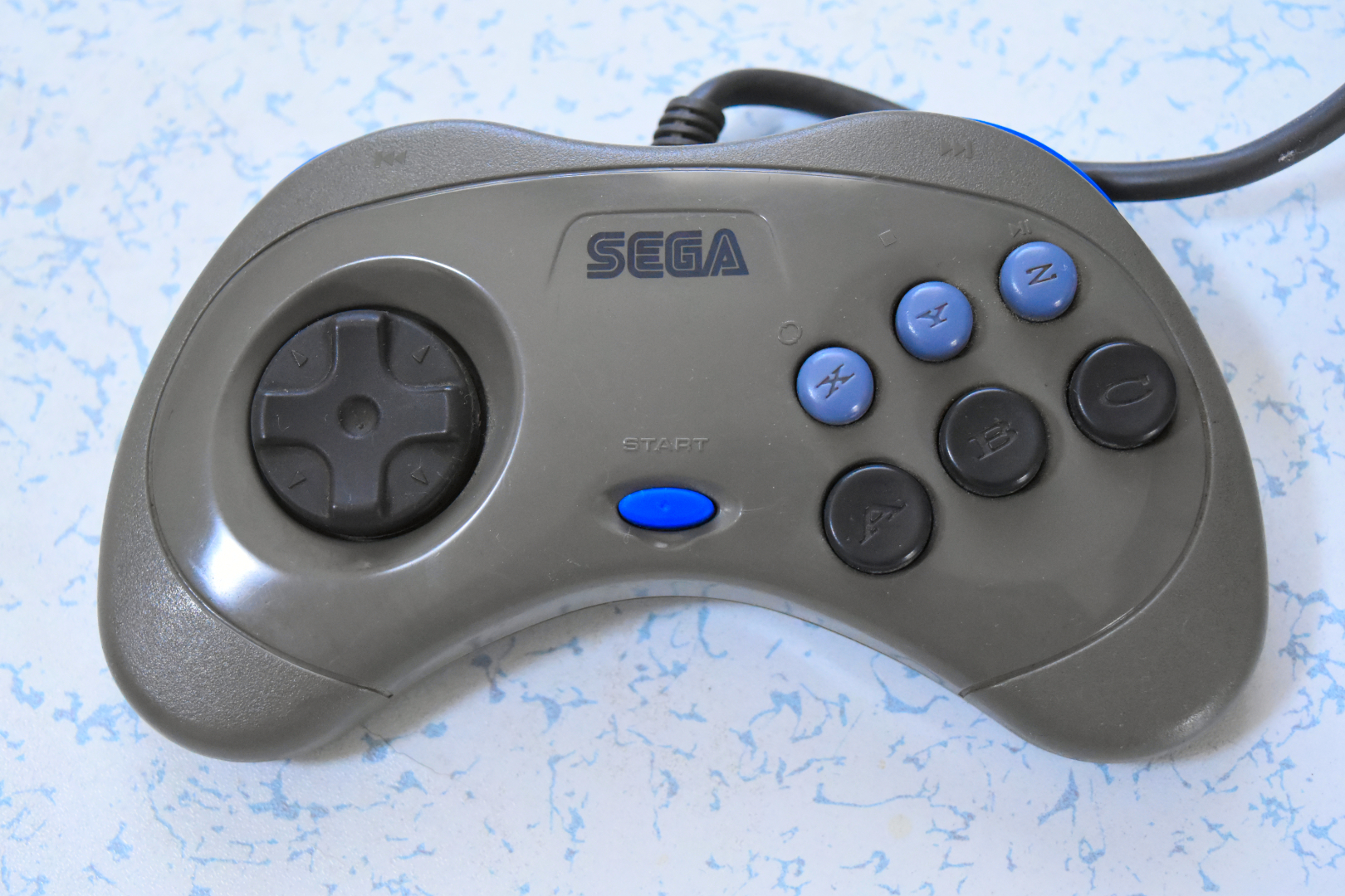 ハードに付属する純正のパッドの中で、セガサターンパッド以上に格闘ゲーム向きのパッドは今も無いのではなかろうか