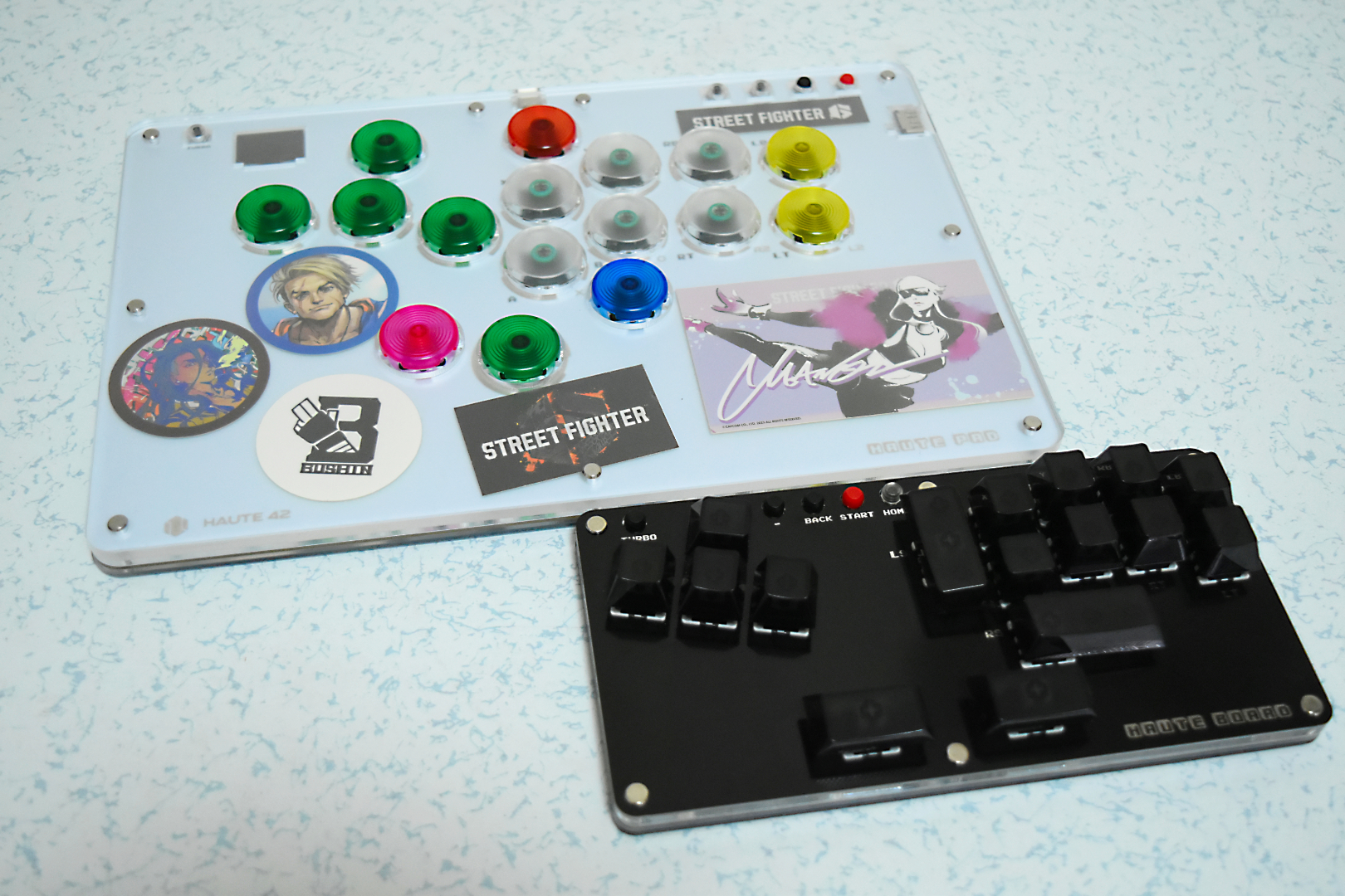 ウメハラ選手や、ときど選手がアーケードスティックから移行したことで知名度を得たレバーレスコントローラー。すべてをボタンで操作する特殊なデバイスである