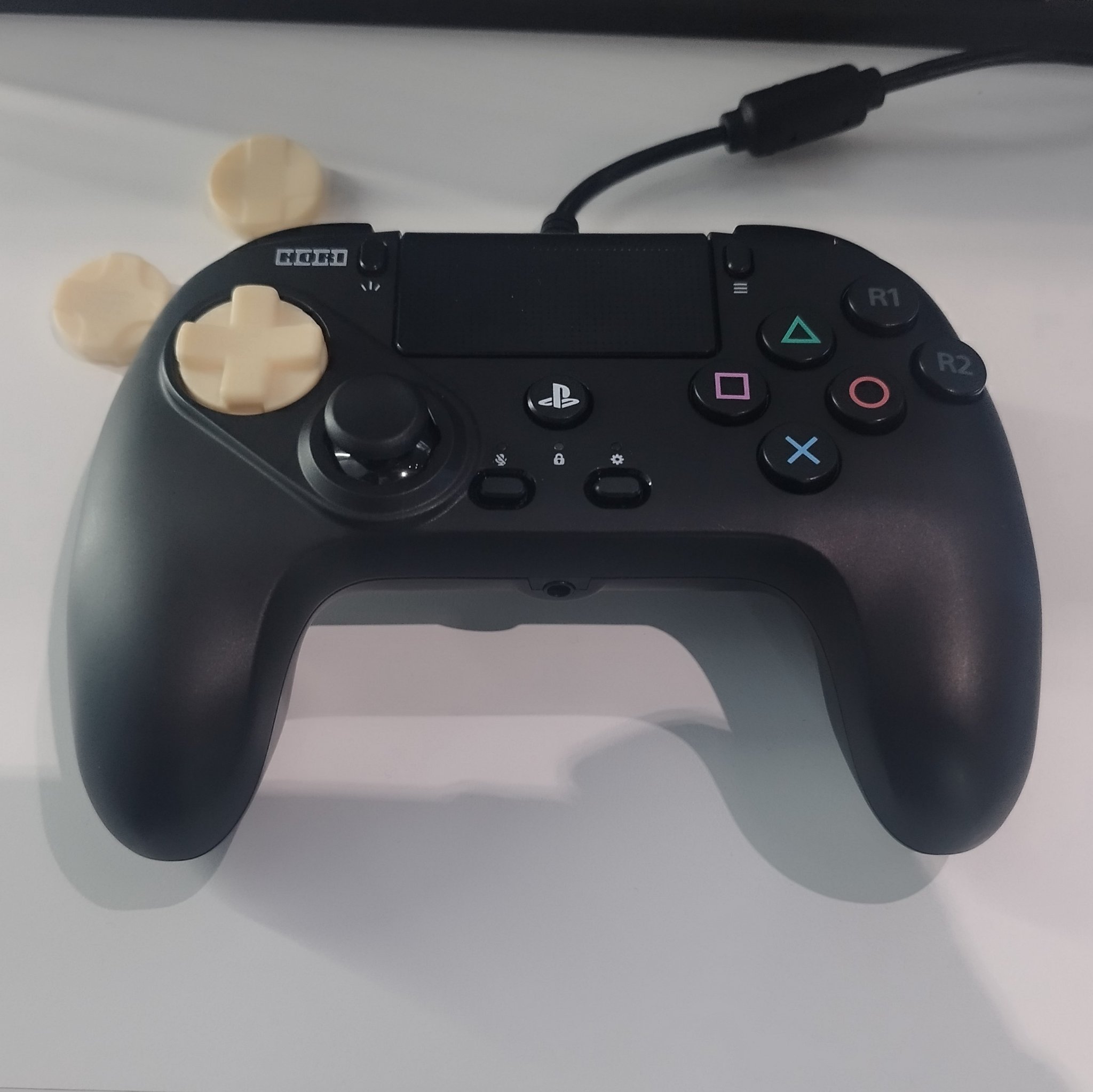 HORIブースで触ることができた、付け替え用十字キーの試作品。写真はHORIの公式Xより