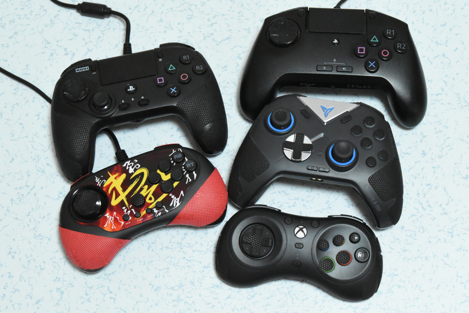 筆者もパッドを中心にプレイしているので、国内で販売しているものから海外でしか発売されていない物までいろいろな格闘ゲーム用パッドを試している