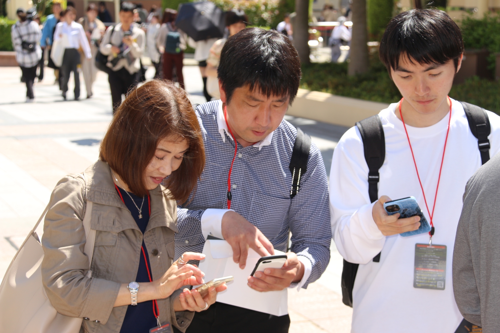 話し合いながら、次に移動する場所決めや謎解きをしていくメンバー