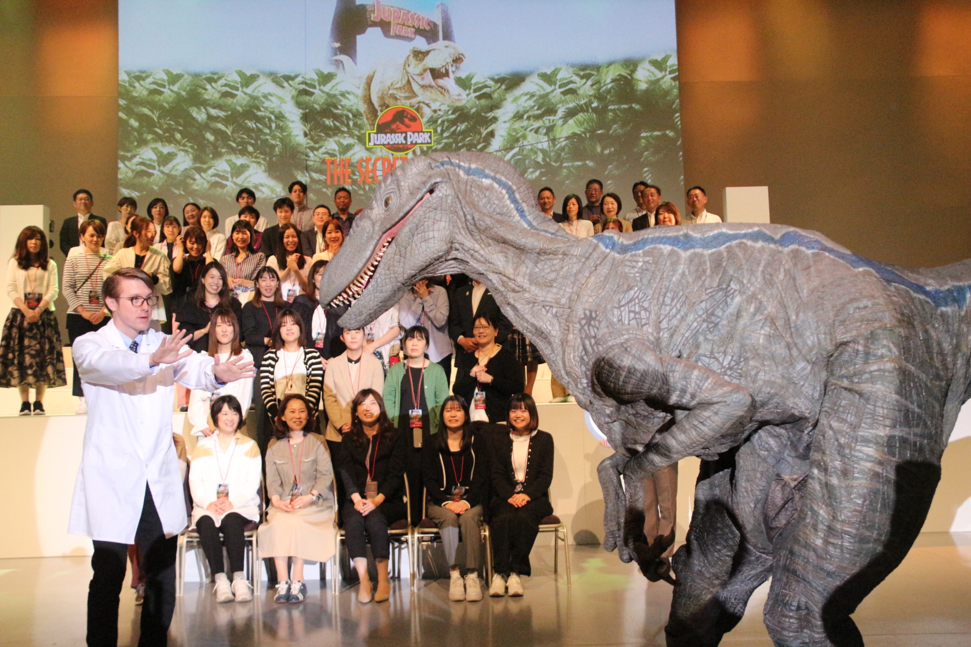 記念撮影時にはラプトルが登場。少しだけ怖がる社員の方の間近まで迫っていた