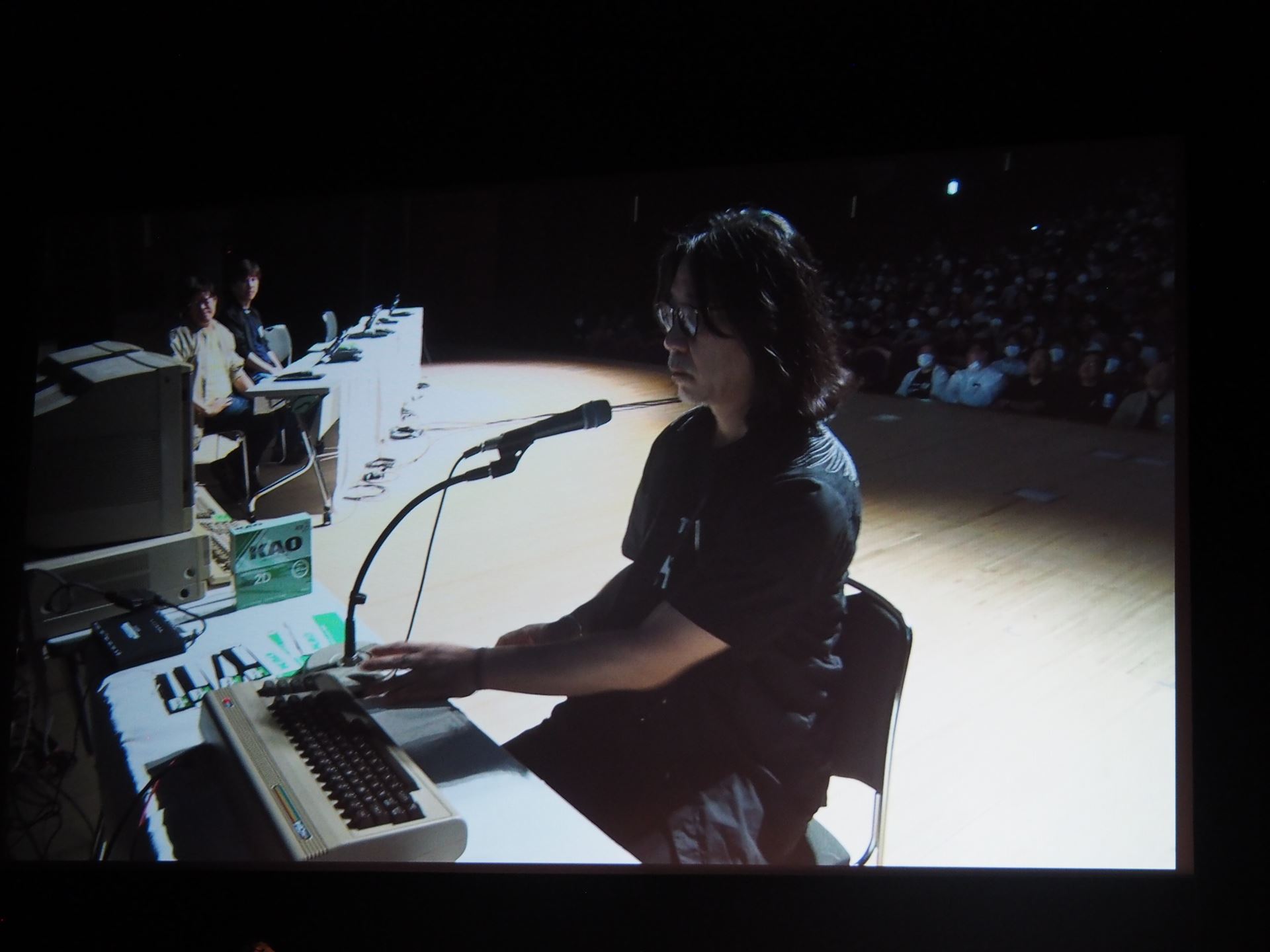 次に断空我氏がコモドール64を使って、制御文字を使ったテクニックを披露