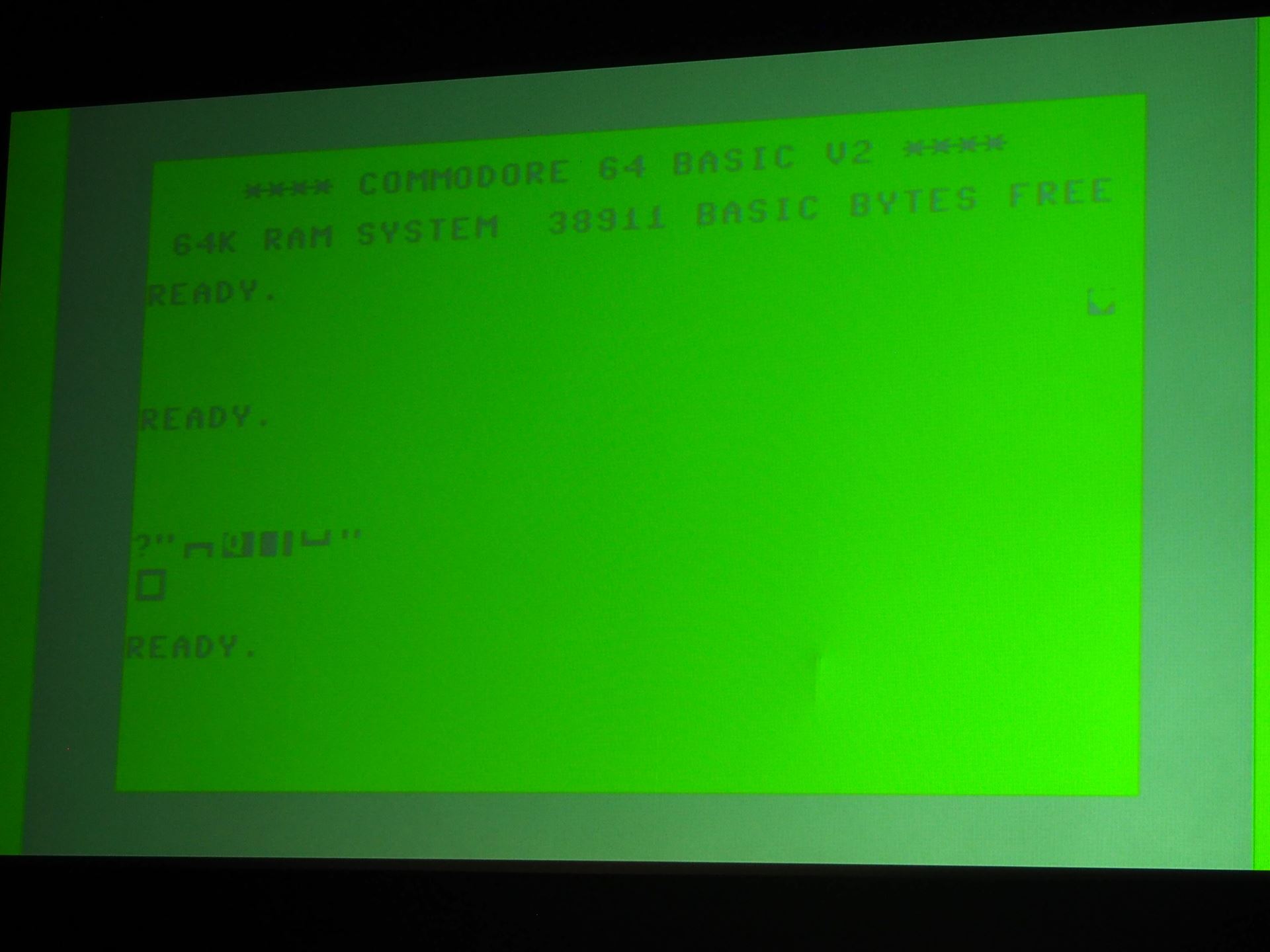 コモドール64のダイレクトモードで、制御文字を使って2行にわたる□を表示したところ。コモドール64では、制御文字が反転文字で表示される