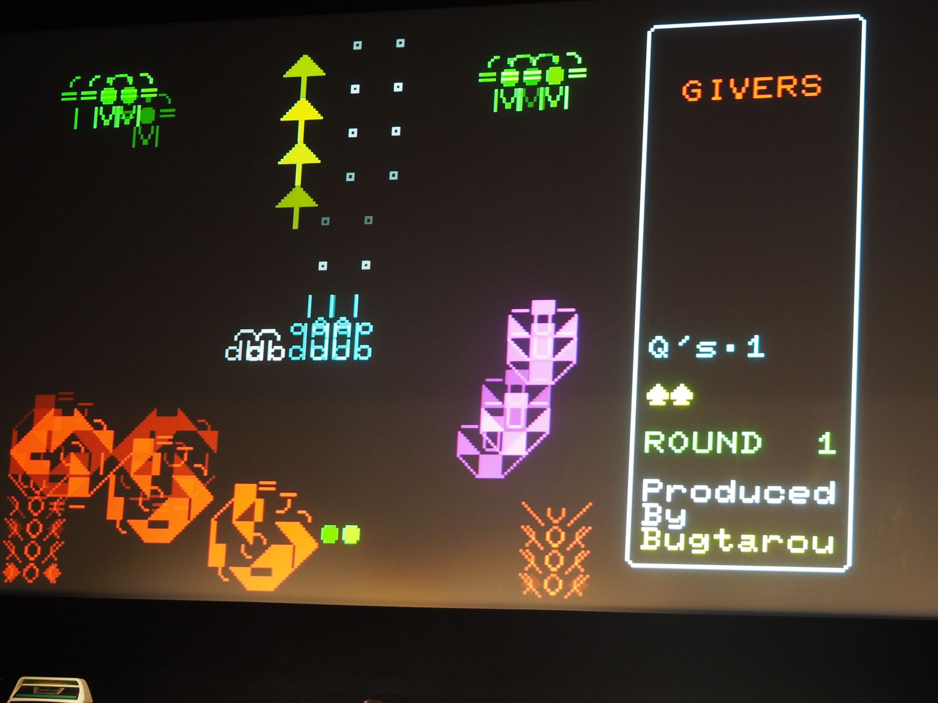 「GIVERS」のプレイ中の画面。自機の横に僚機が合体してパワーアップする