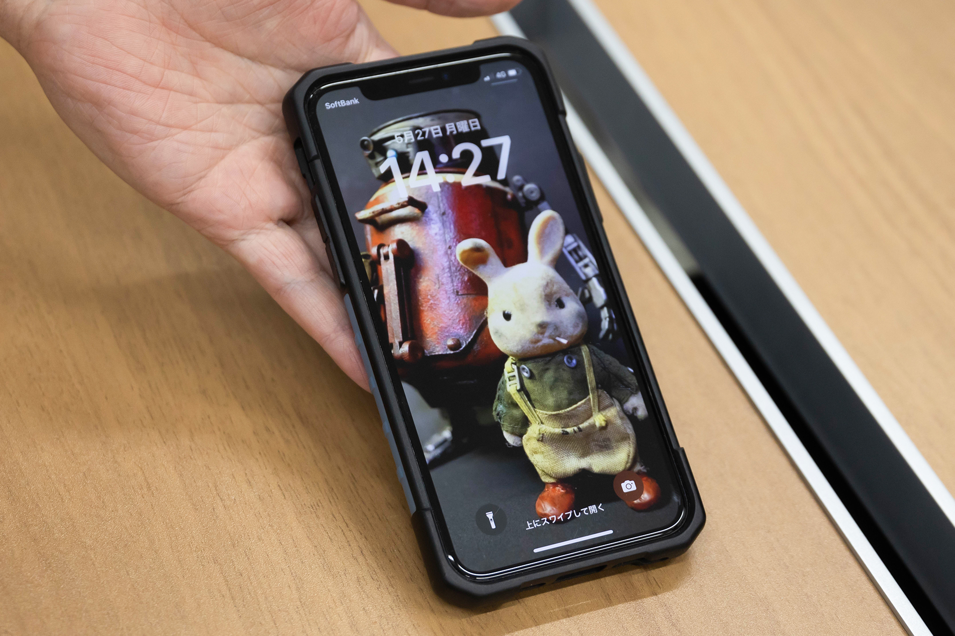 虚淵氏のスマホの待ち受けはmighty氏の作品になっている