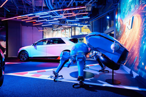 原寸大「タチコマ」渋谷に現る！ 「攻殻機動隊 SAC_2045」×新型EV