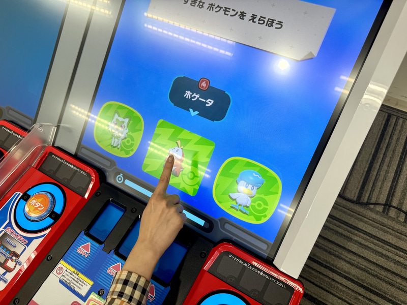 トレーナーピックをスキャンさせると初回にパートナーポケモンを1体選択できる。選べるのは「ポケットモンスター スカーレット・バイオレット」でお馴染みのホゲータ、ニャオハ、クワッス。筆者は「ポケットモンスター スカーレット・バイオレット」でホゲータを選んだので、「ポケモンフレンダ」でも愛着のあるホゲータを選択してみた