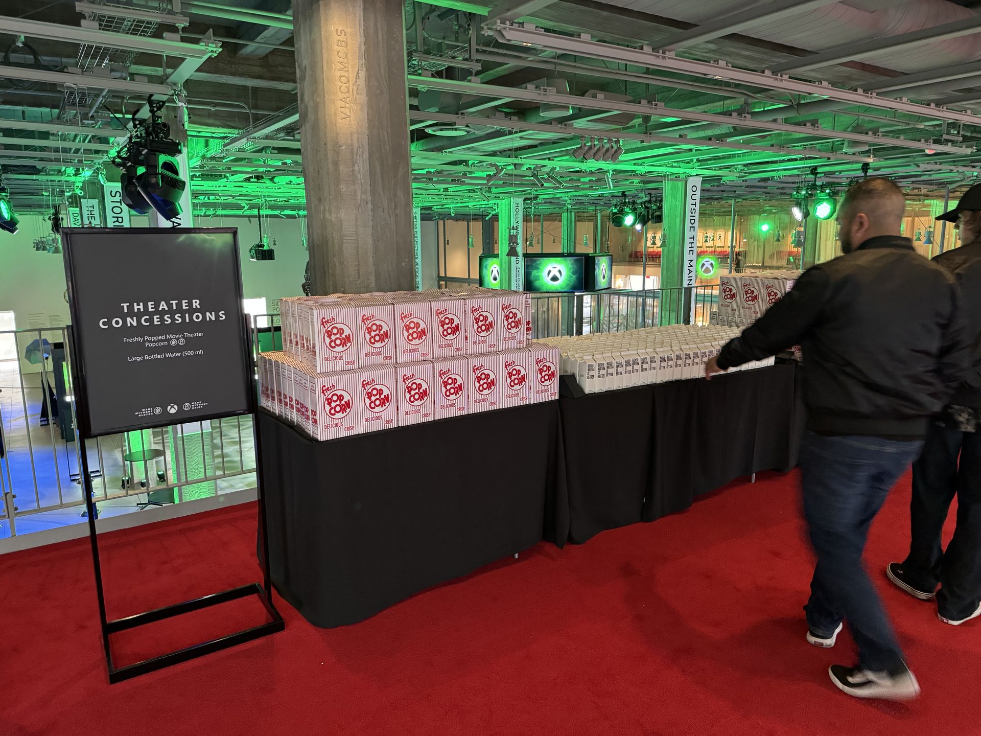 会場ではウォッチパーティーという名目になっており、参加者にはポップコーンと飲み物が配られた