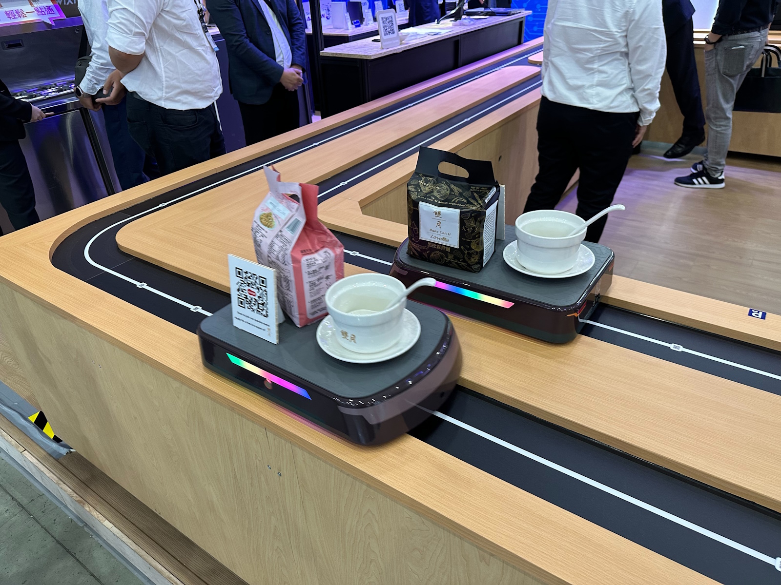 回転ずしを彷彿とさせるモビリティは、なぜか袋麵を運んでいた。BenQの様々な面を見ることができた