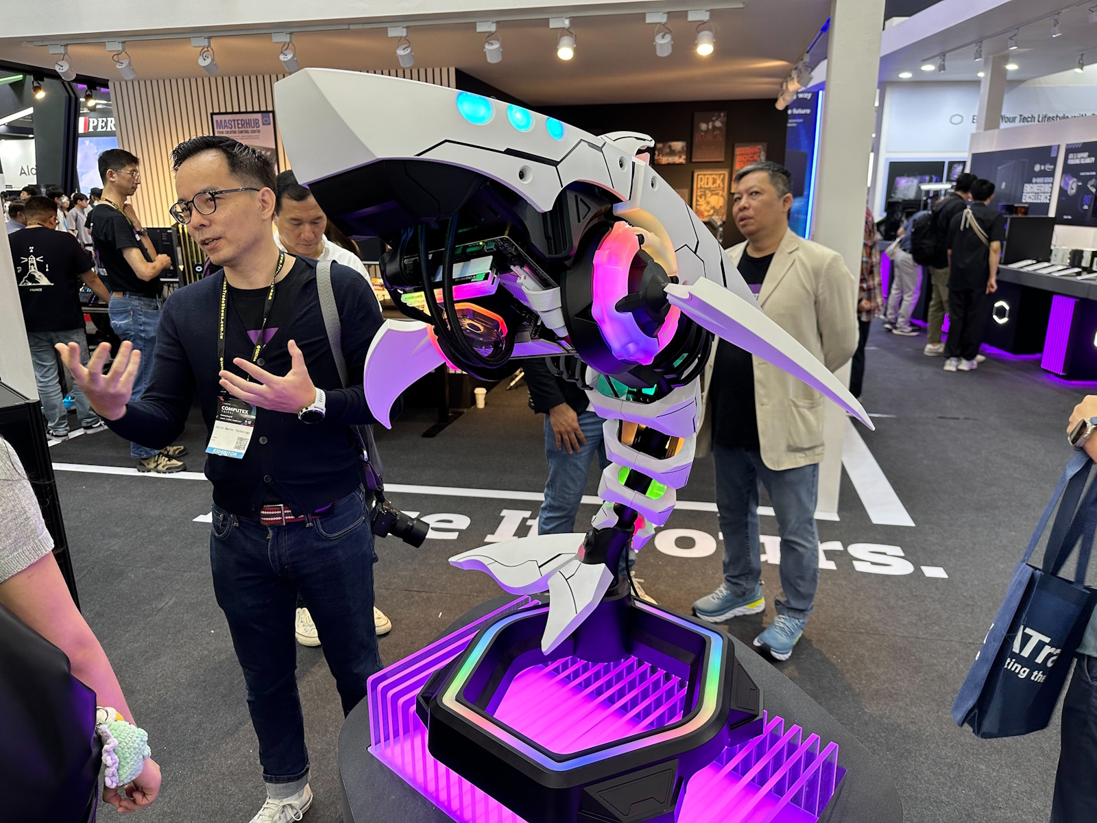 今回、筆者が最も気に入ったCooler MasterのサメPC。マザーボードが完全に外に露出しているので、ケースという概念が覆りそうだ