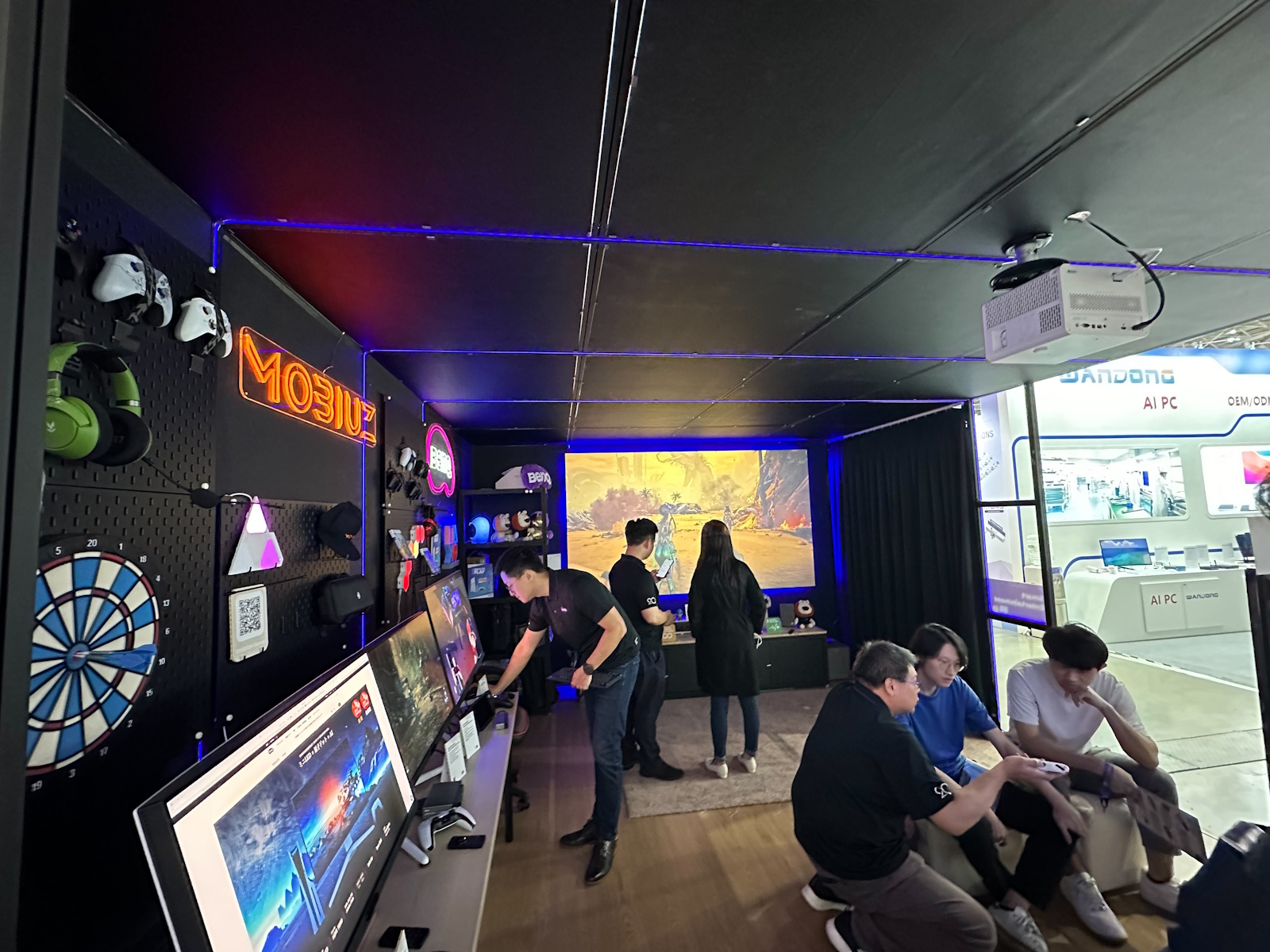 カジュアルゲーマー向けの「MOBIUZ」シリーズを中心に新商品を展示