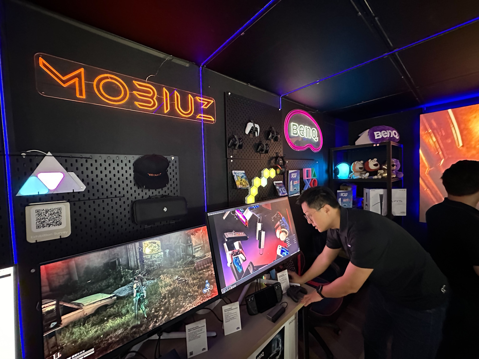 ブース内は理想のゲーム部屋というような雰囲気で、BenQ製品のみならず、プレイステーションやXbox製品も置かれていた