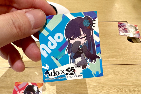 Ado×くら寿司コラボグッズ&メニューを撮り下ろし！ - GAME Watch