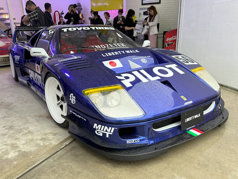 スーパーカーに囲まれながらレースゲームをプレイ！ 「レーシング