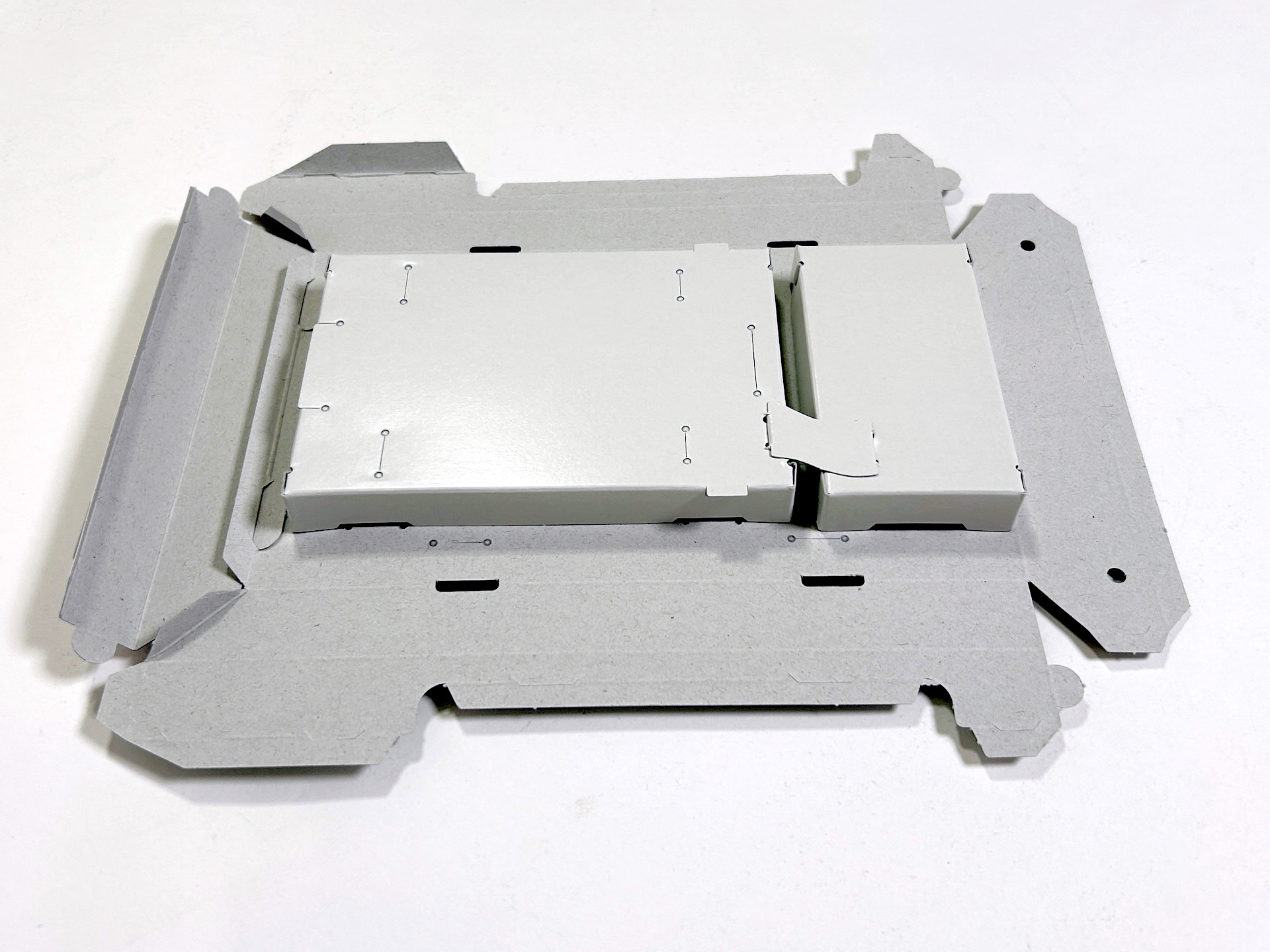 続いて基盤とハーネス、スライドレバーなどを取り付けてしまえば、裏面はほぼ完成となる。地味な部分ではあるが、ここをしっかり作っておくと後々見映えがよくなるというもの。カセットガイドは谷折りにして、白いつるつるの部分が内側に位置するようにする