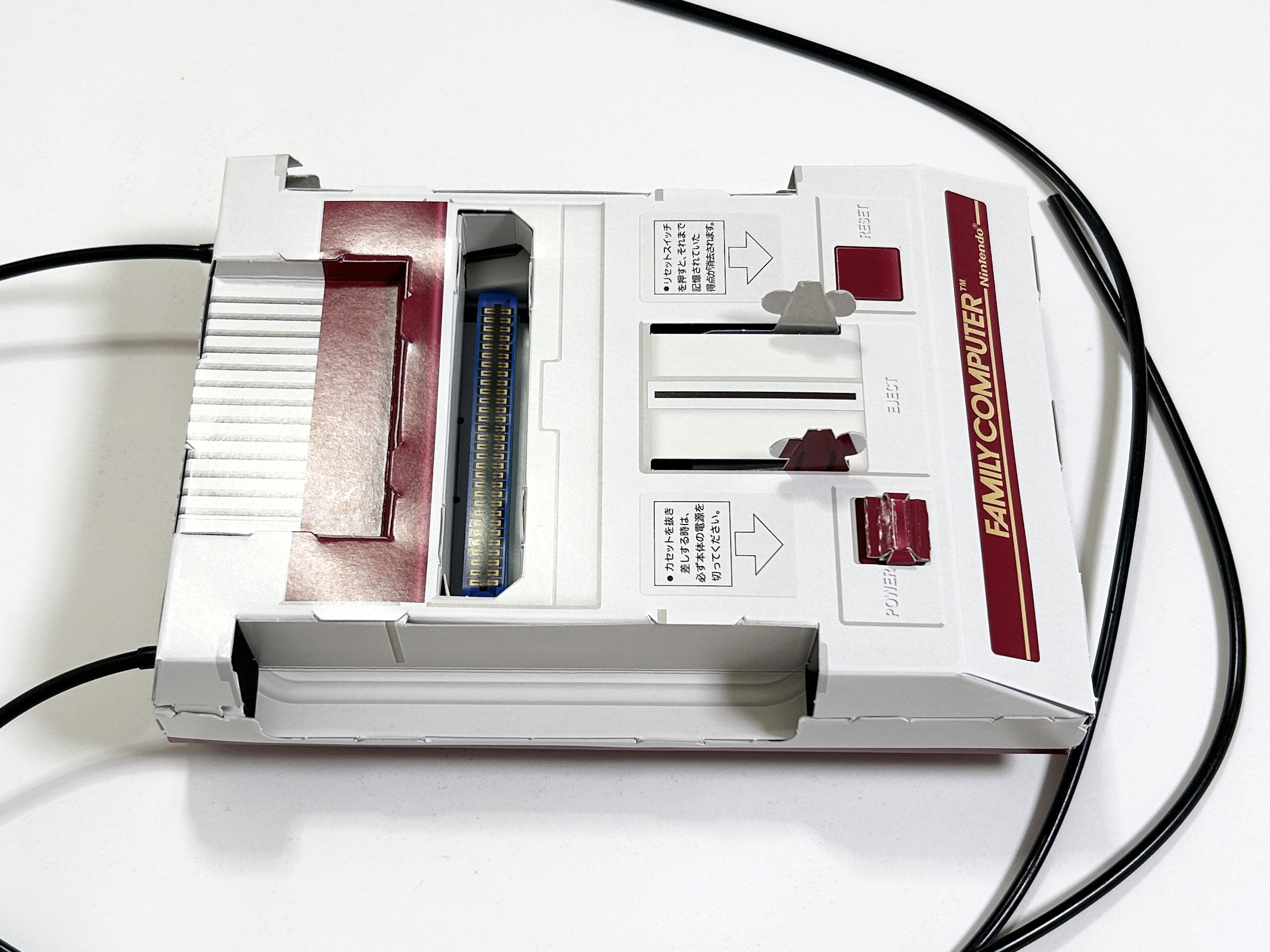 いよいよ、上面と下面を組み合わせる作業に入る。側面のツメを入れてから背面と前面、反対側の側面とはめ込んでいくと苦労しないだろう。底面のツメは、このタイミングで折り曲げ、テープなどで固定しておく。しかし、本体内部が終わった段階でくっつけてしまっても問題ない